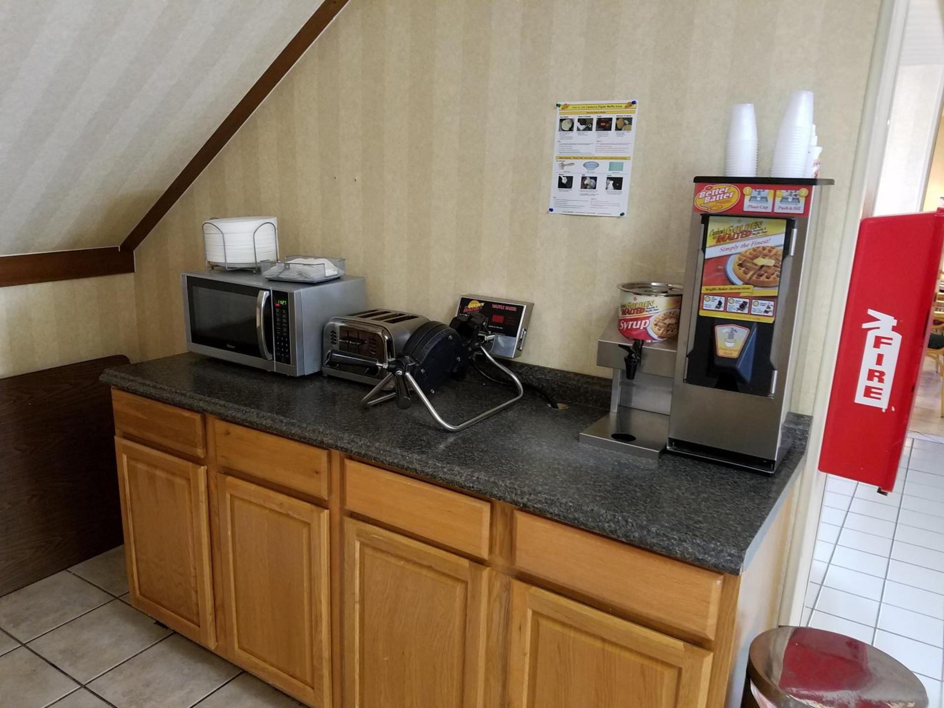 Super 8 by Wyndham Bentonville photo 29