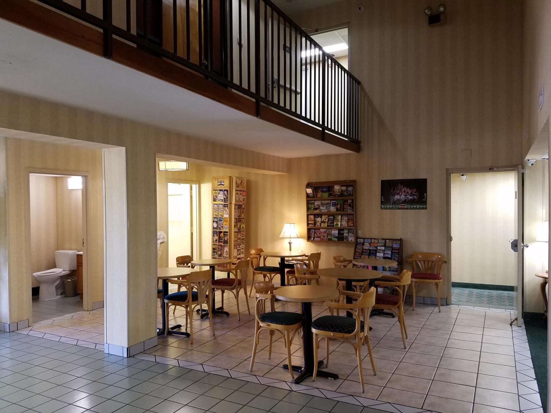Super 8 by Wyndham Bentonville photo 30