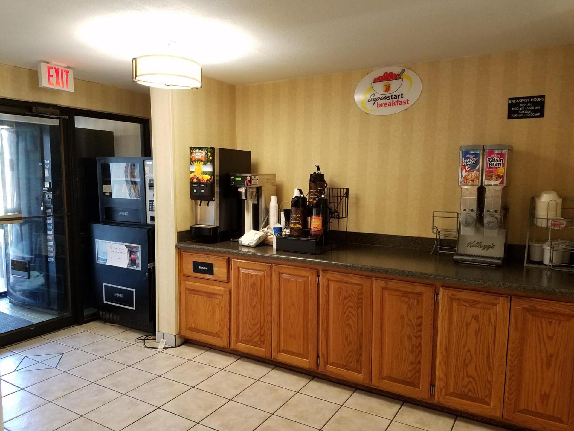 Super 8 by Wyndham Bentonville photo 31