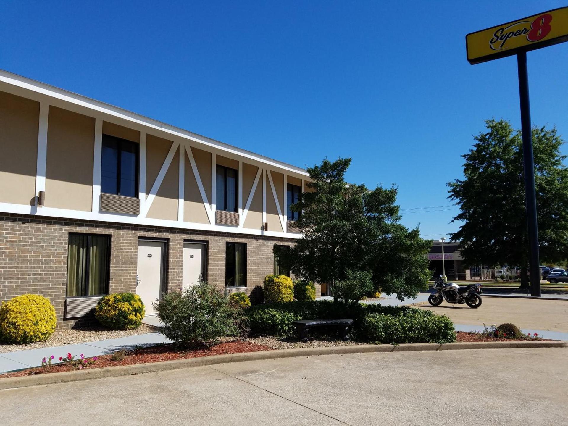 Super 8 by Wyndham Bentonville photo 32