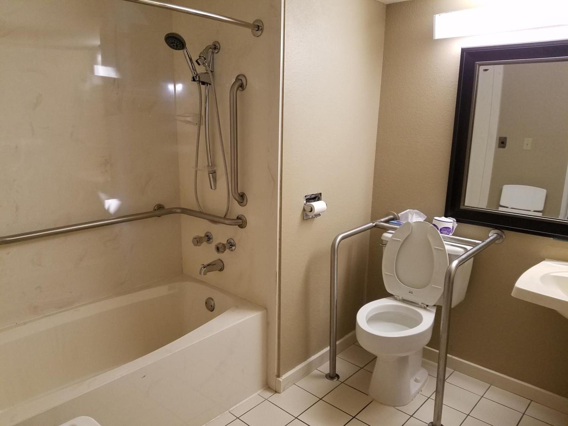 Super 8 by Wyndham Bentonville photo 34