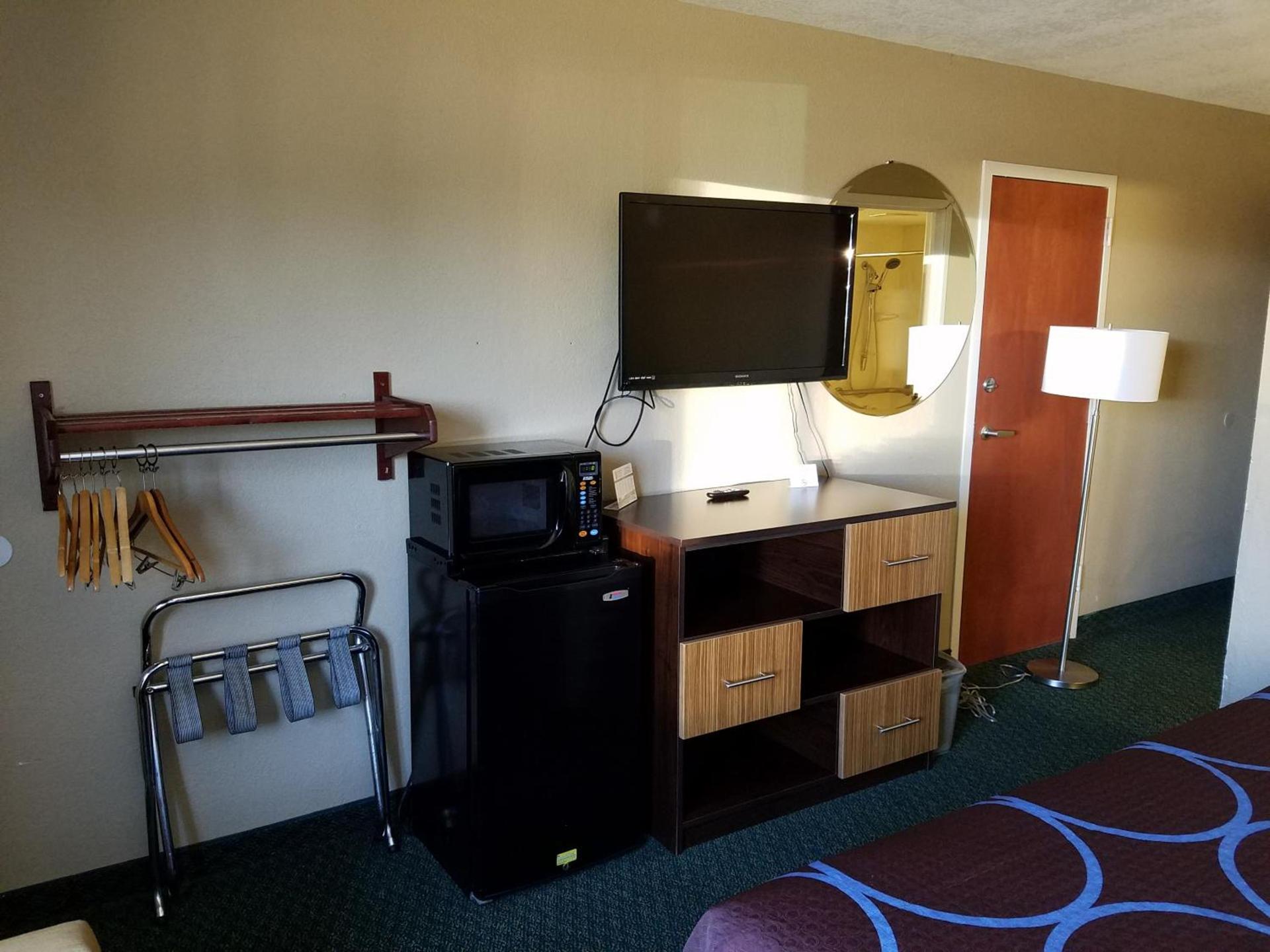 Super 8 by Wyndham Bentonville photo 36