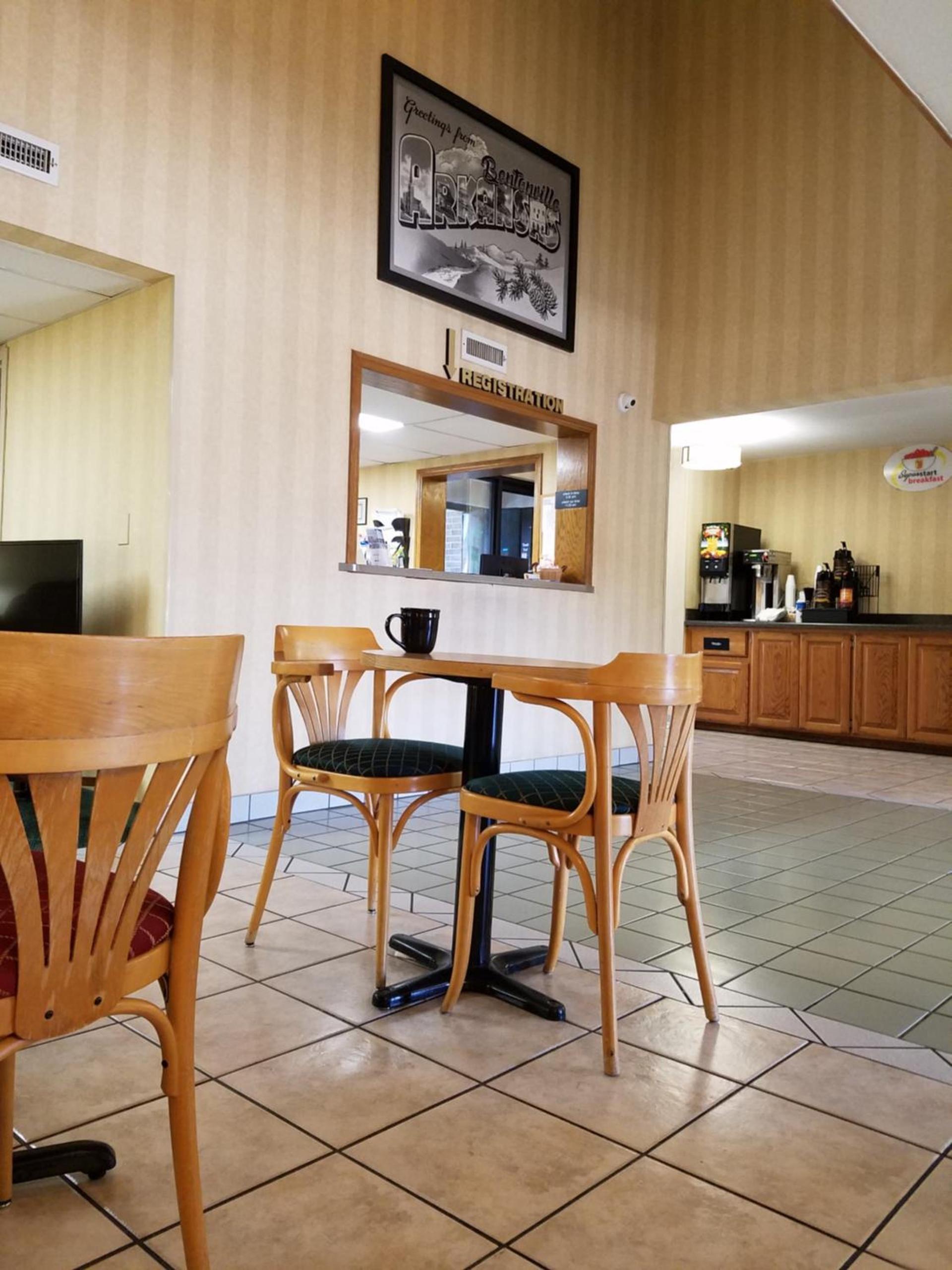 Super 8 by Wyndham Bentonville photo 38