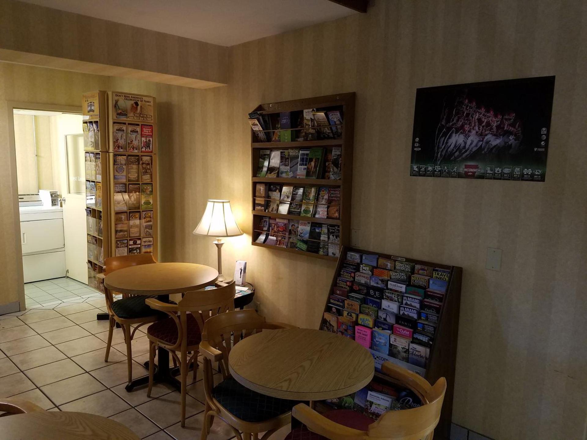 Super 8 by Wyndham Bentonville photo 40