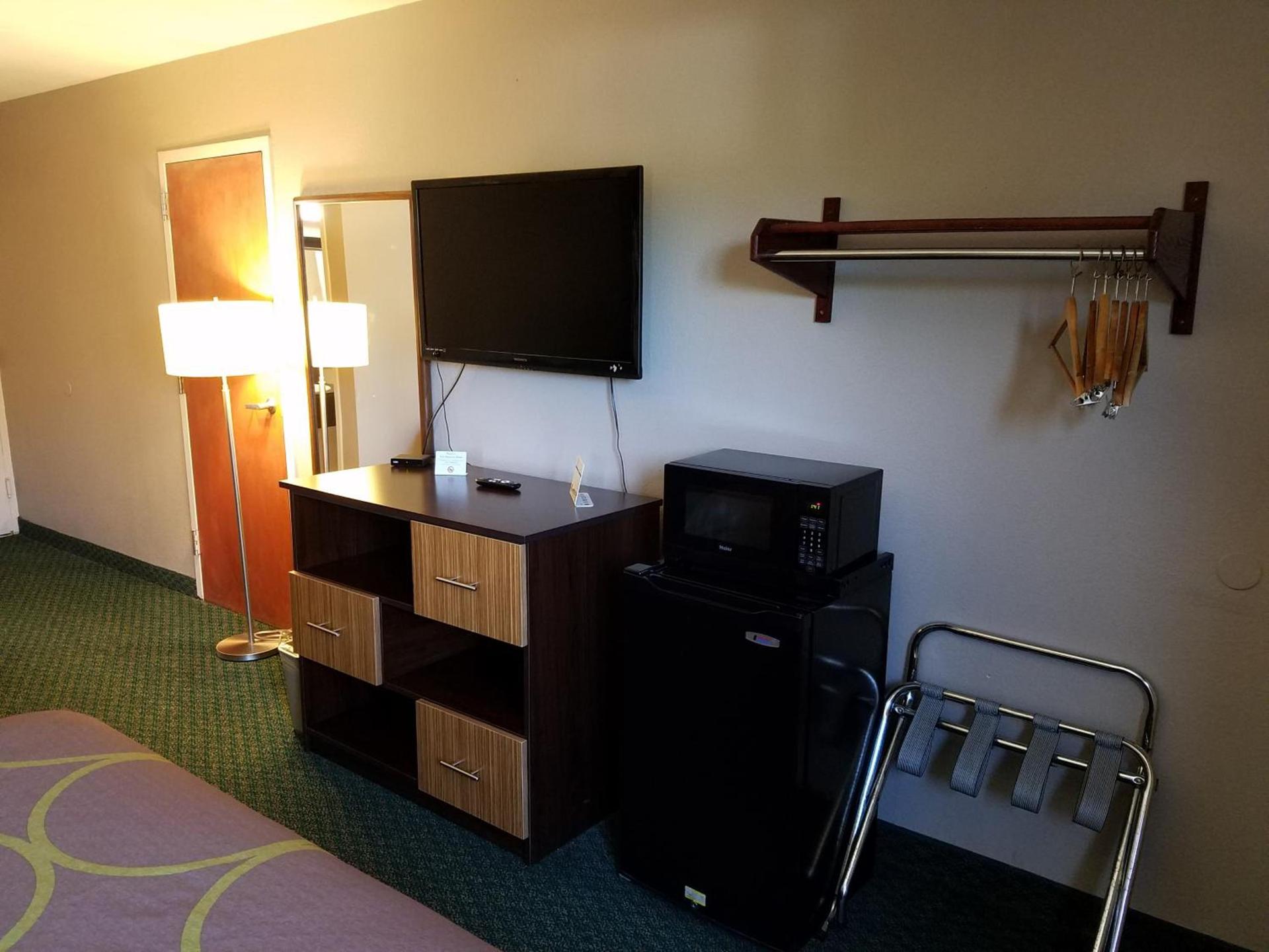 Super 8 by Wyndham Bentonville photo 41