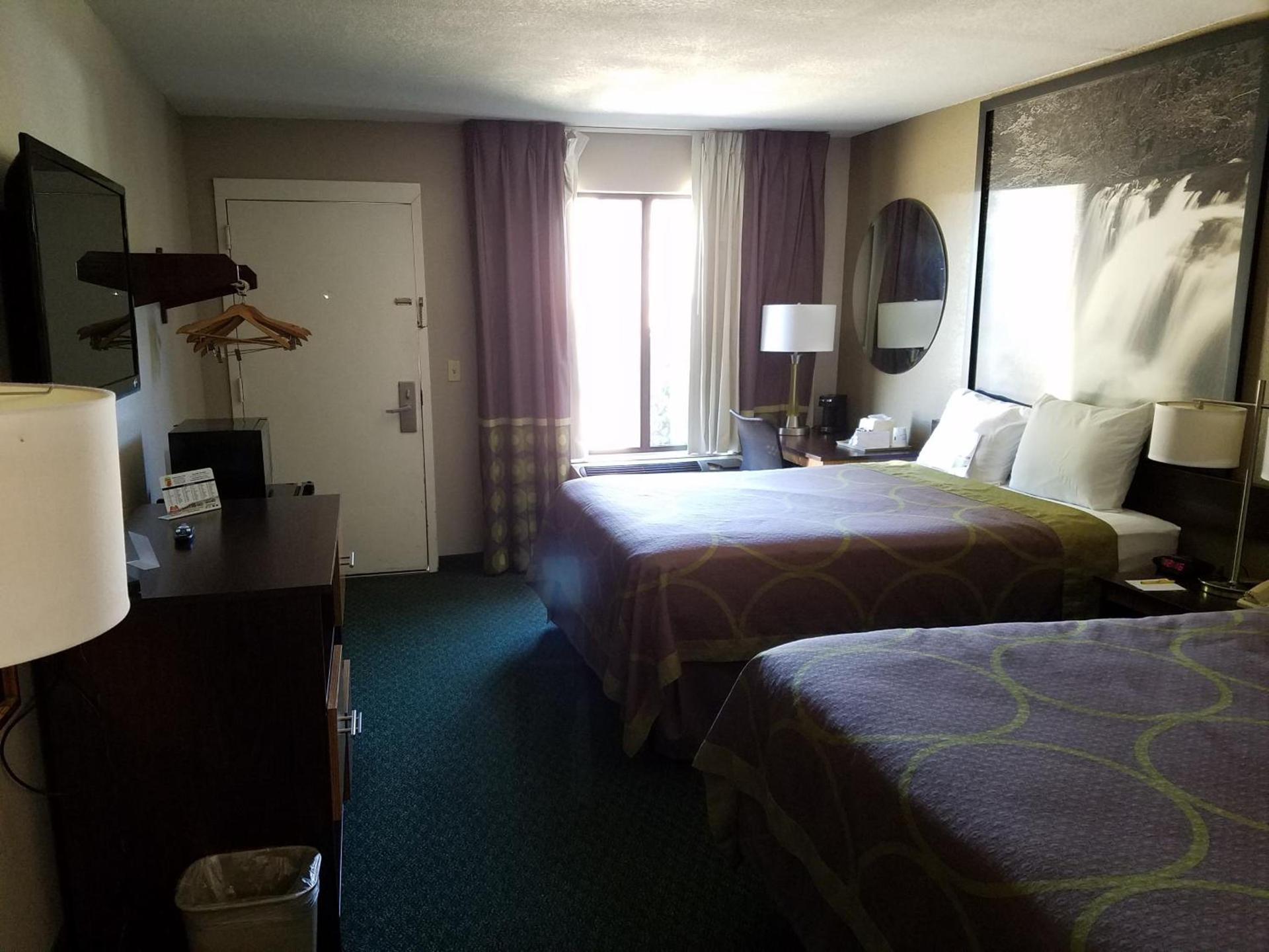 Super 8 by Wyndham Bentonville photo 42