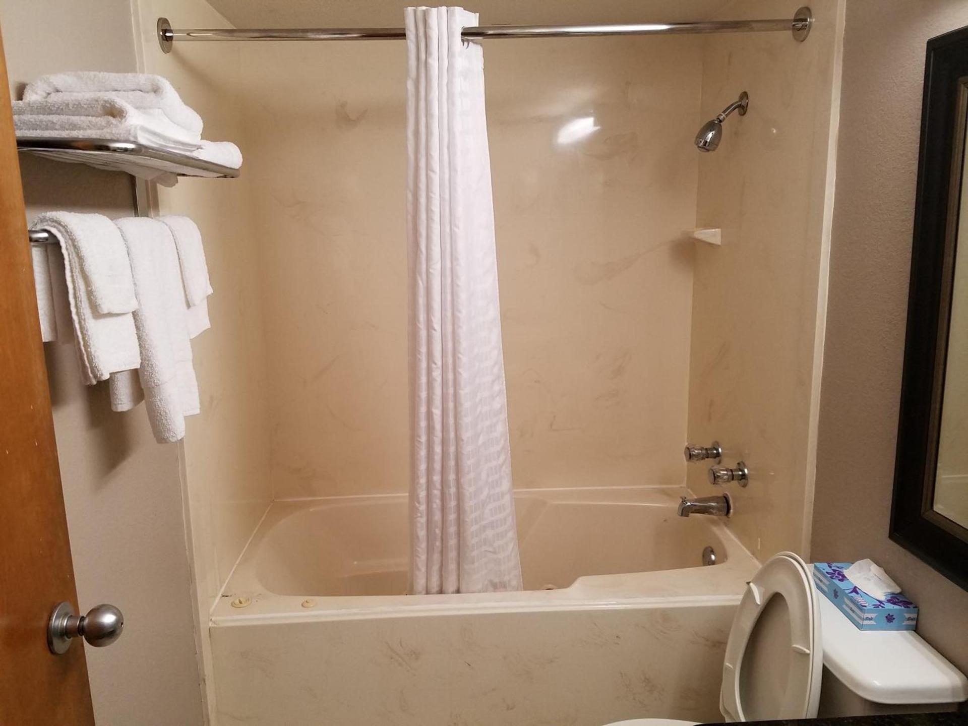 Super 8 by Wyndham Bentonville photo 43
