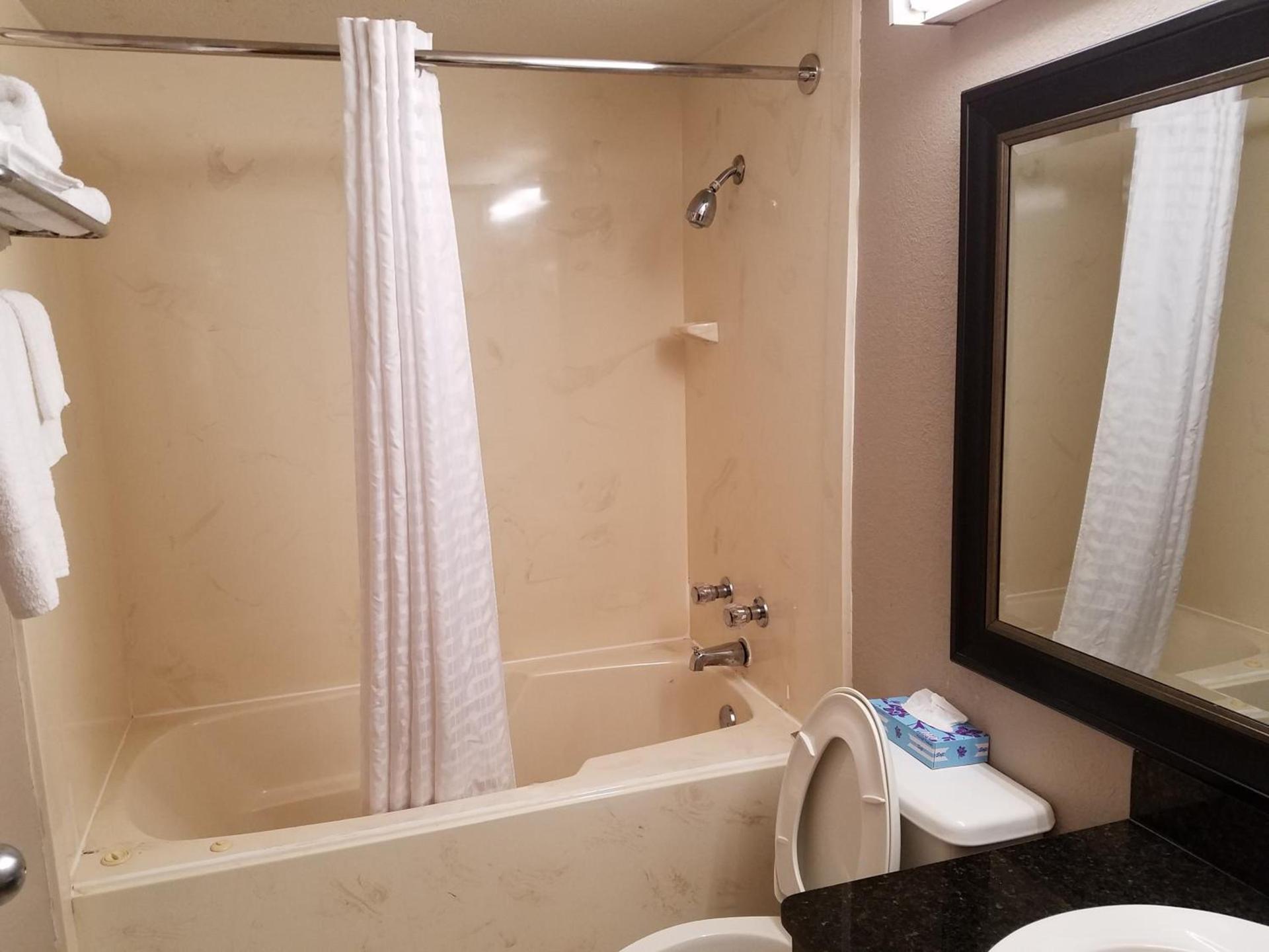 Super 8 by Wyndham Bentonville photo 46