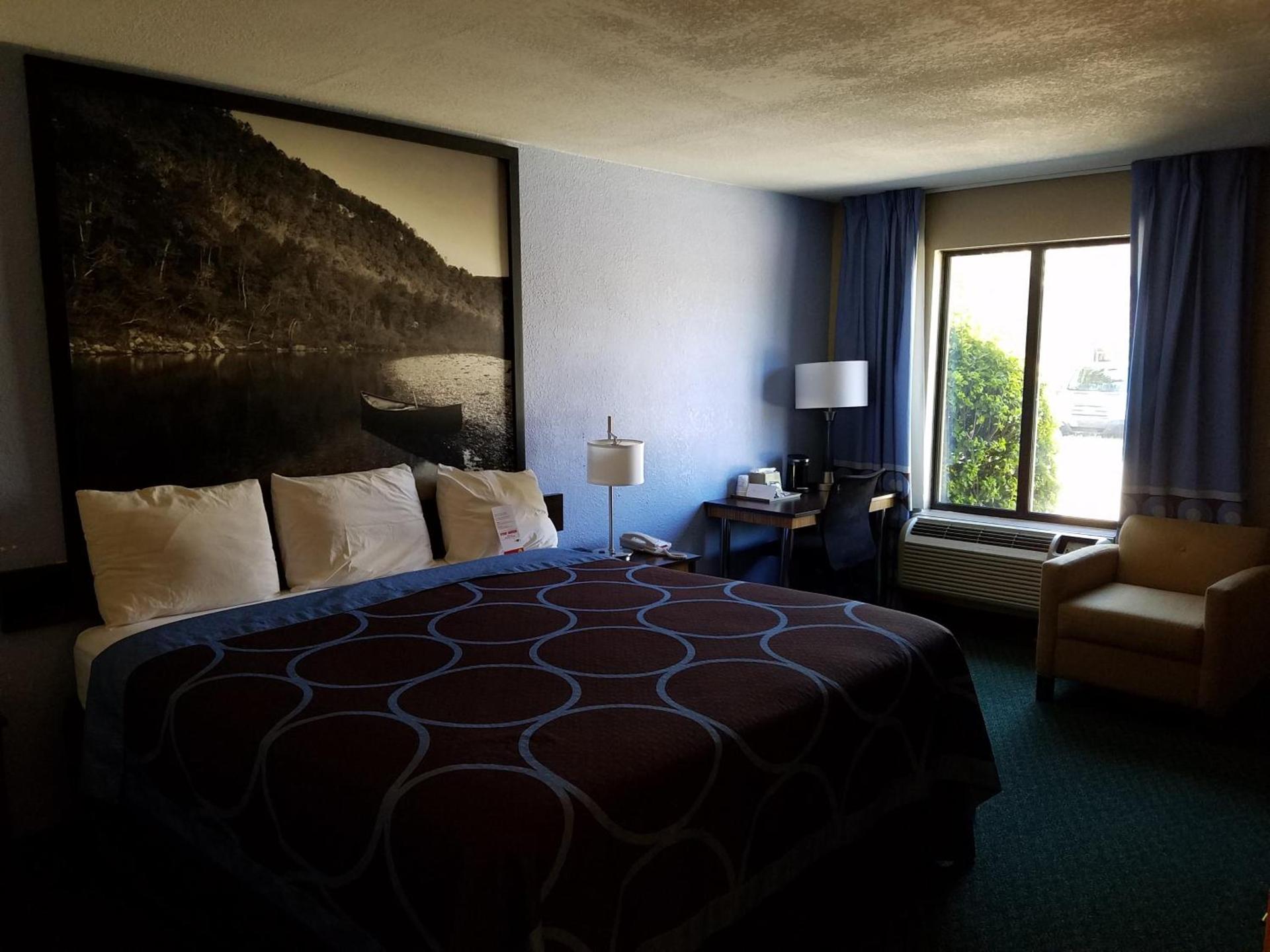 Super 8 by Wyndham Bentonville photo 47