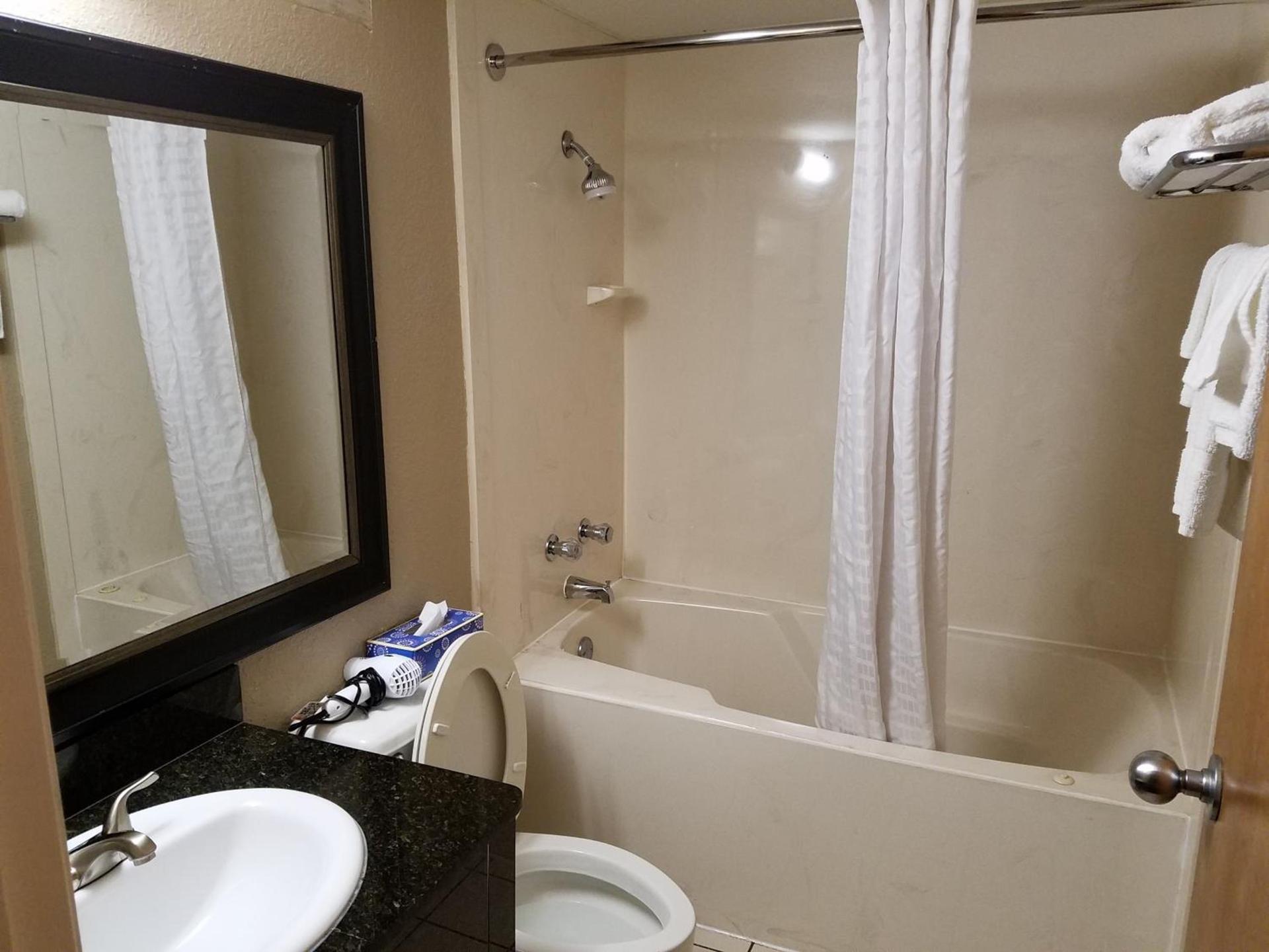 Super 8 by Wyndham Bentonville photo 48