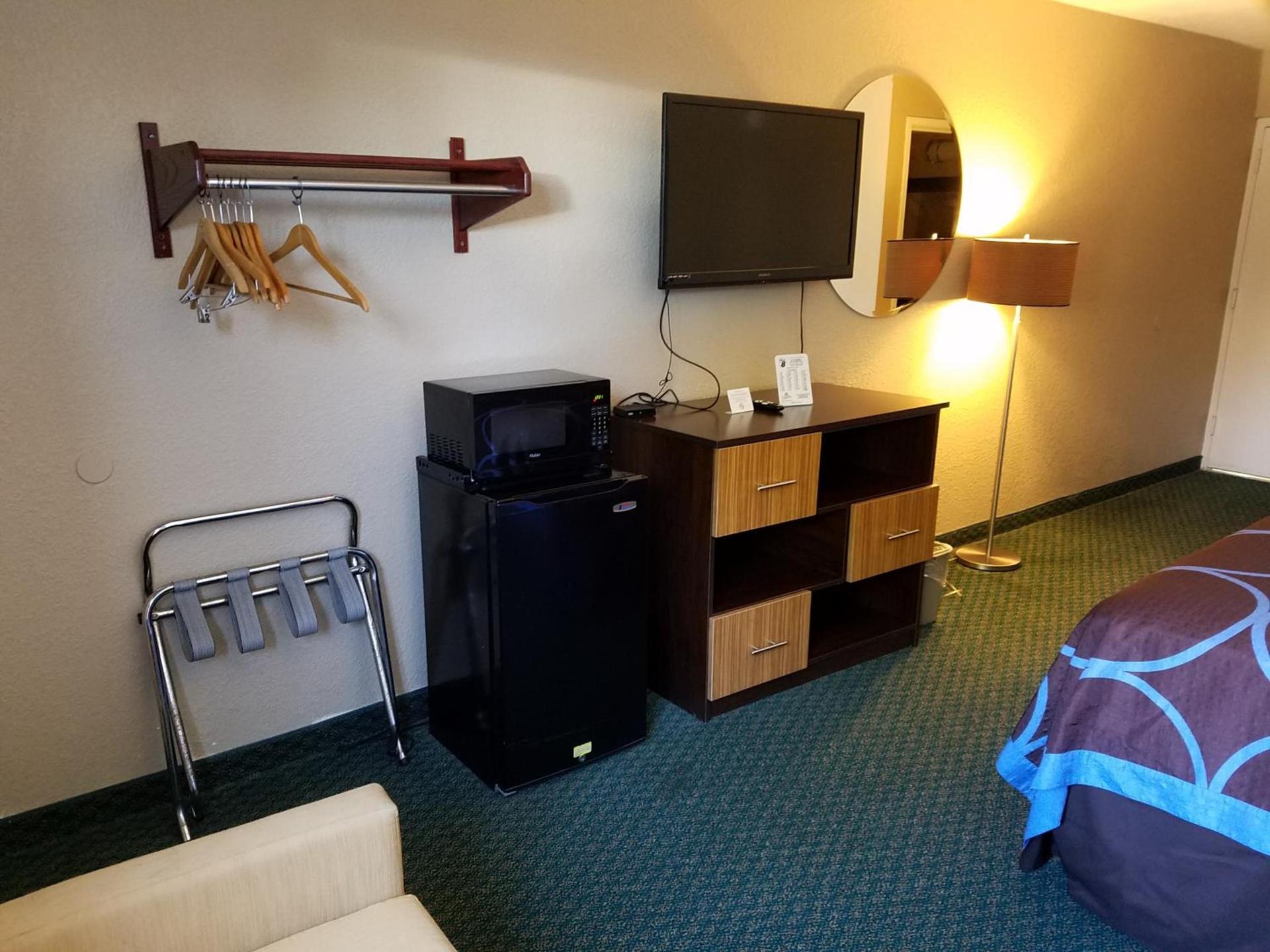 Super 8 by Wyndham Bentonville photo 49