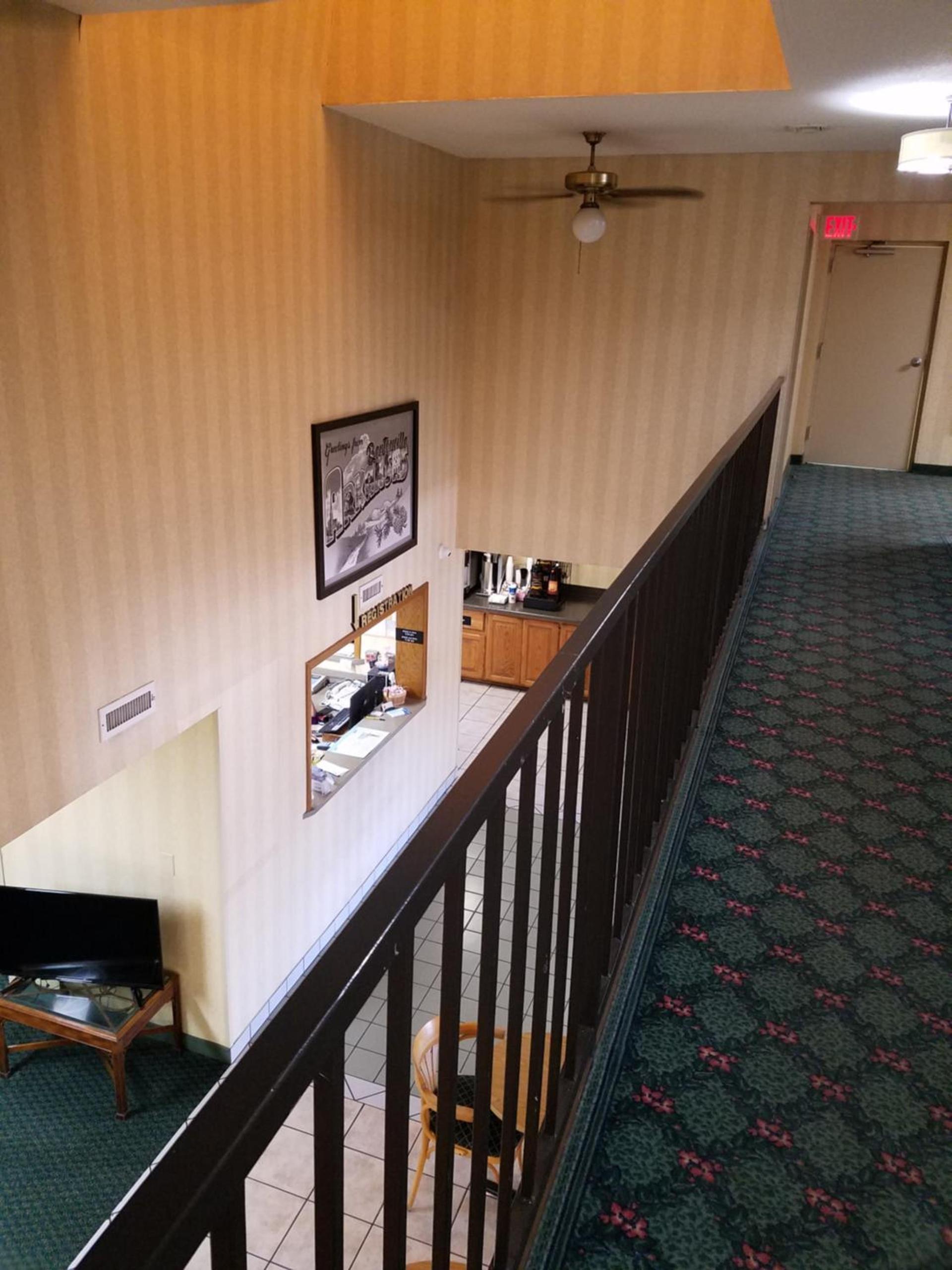 Super 8 by Wyndham Bentonville photo 51