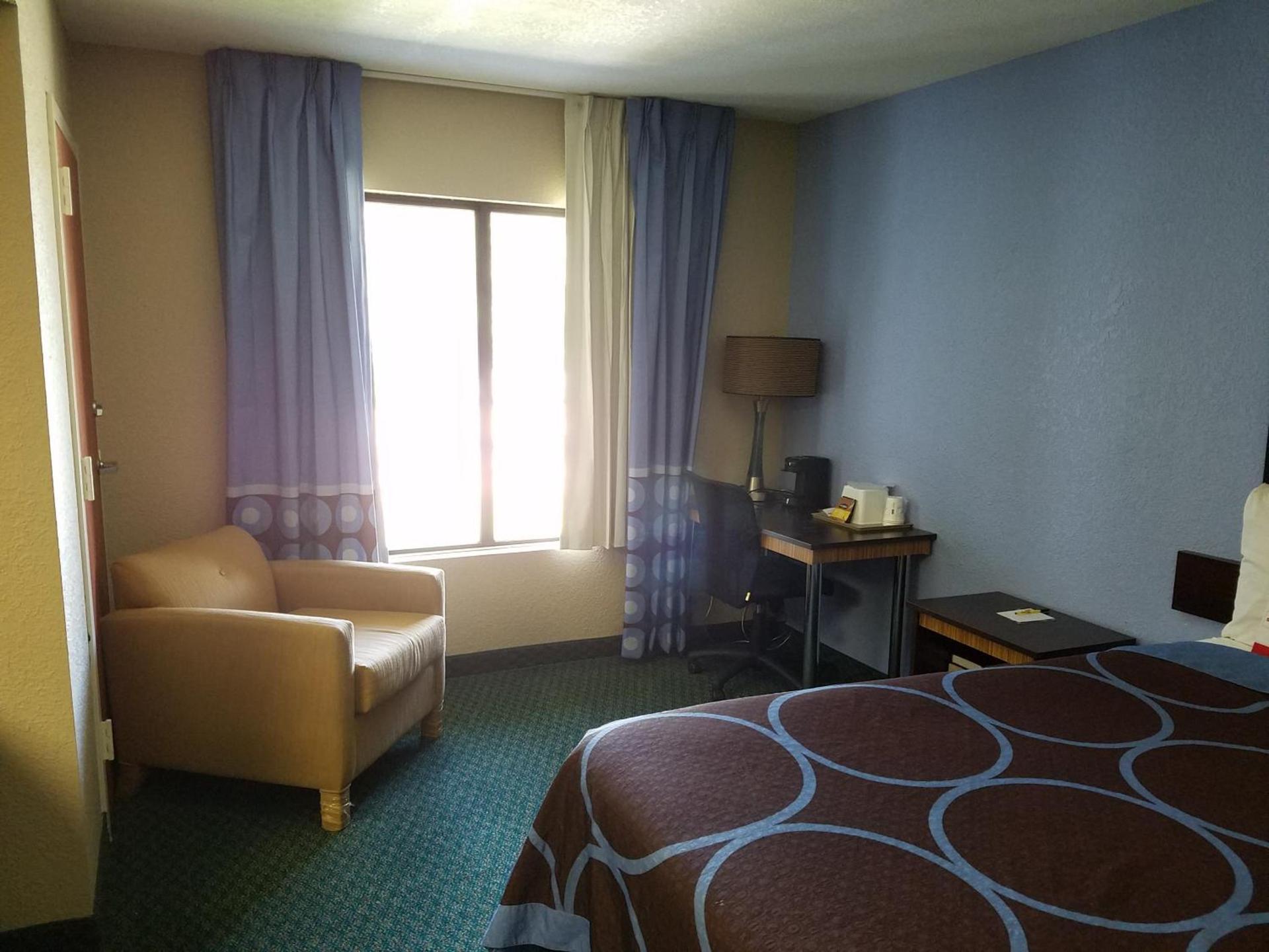 Super 8 by Wyndham Bentonville photo 52