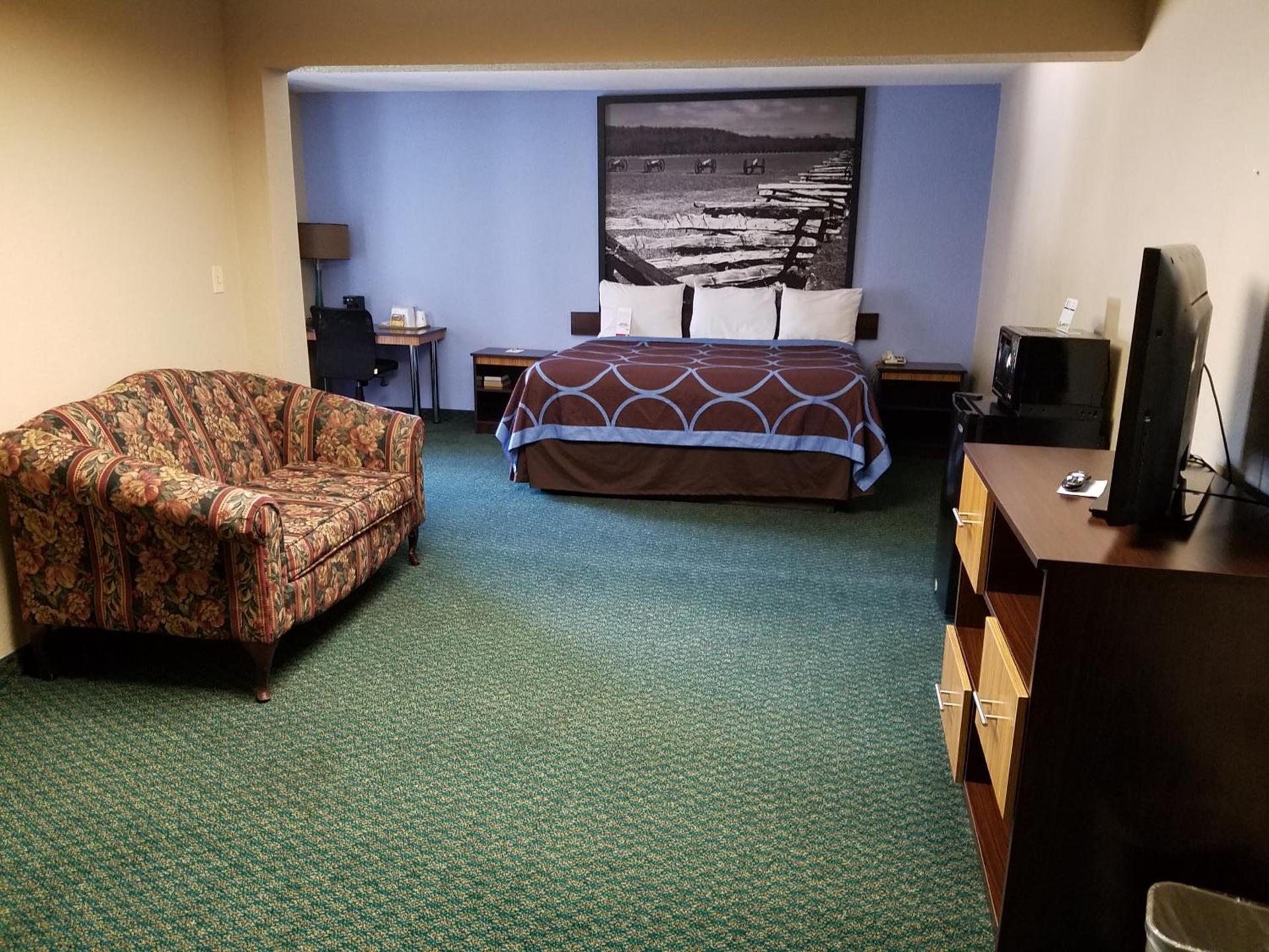 Super 8 by Wyndham Bentonville photo 53