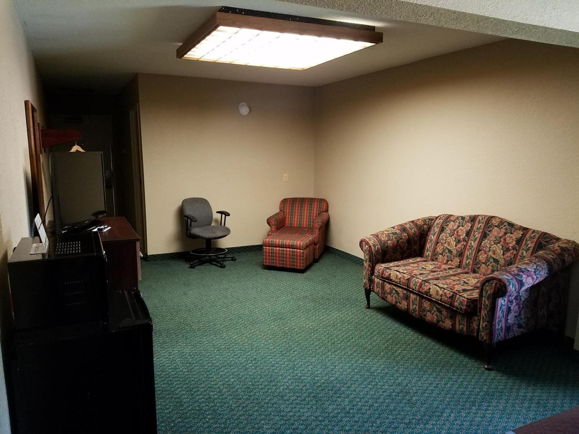 Super 8 by Wyndham Bentonville photo 54