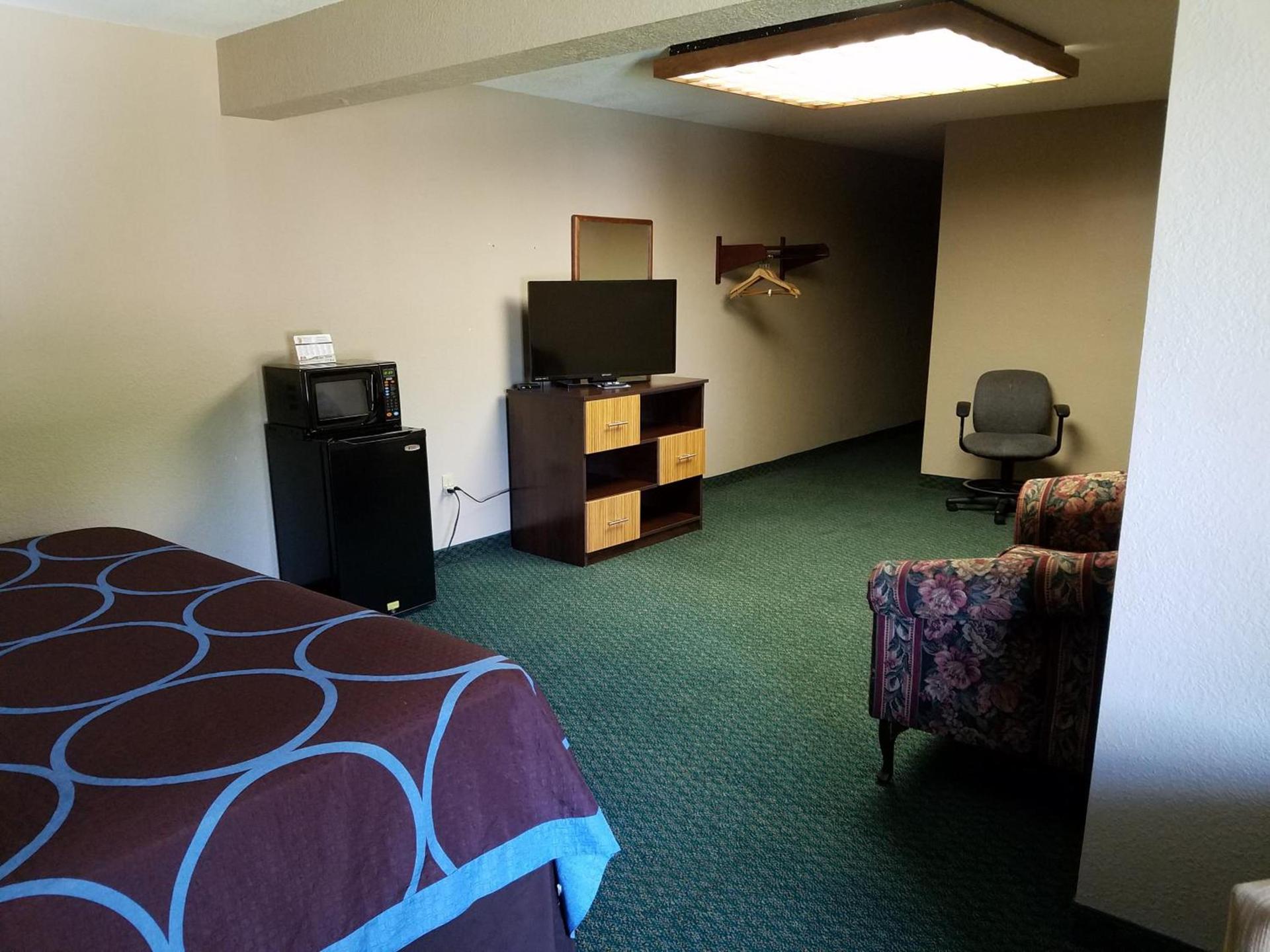 Super 8 by Wyndham Bentonville photo 55