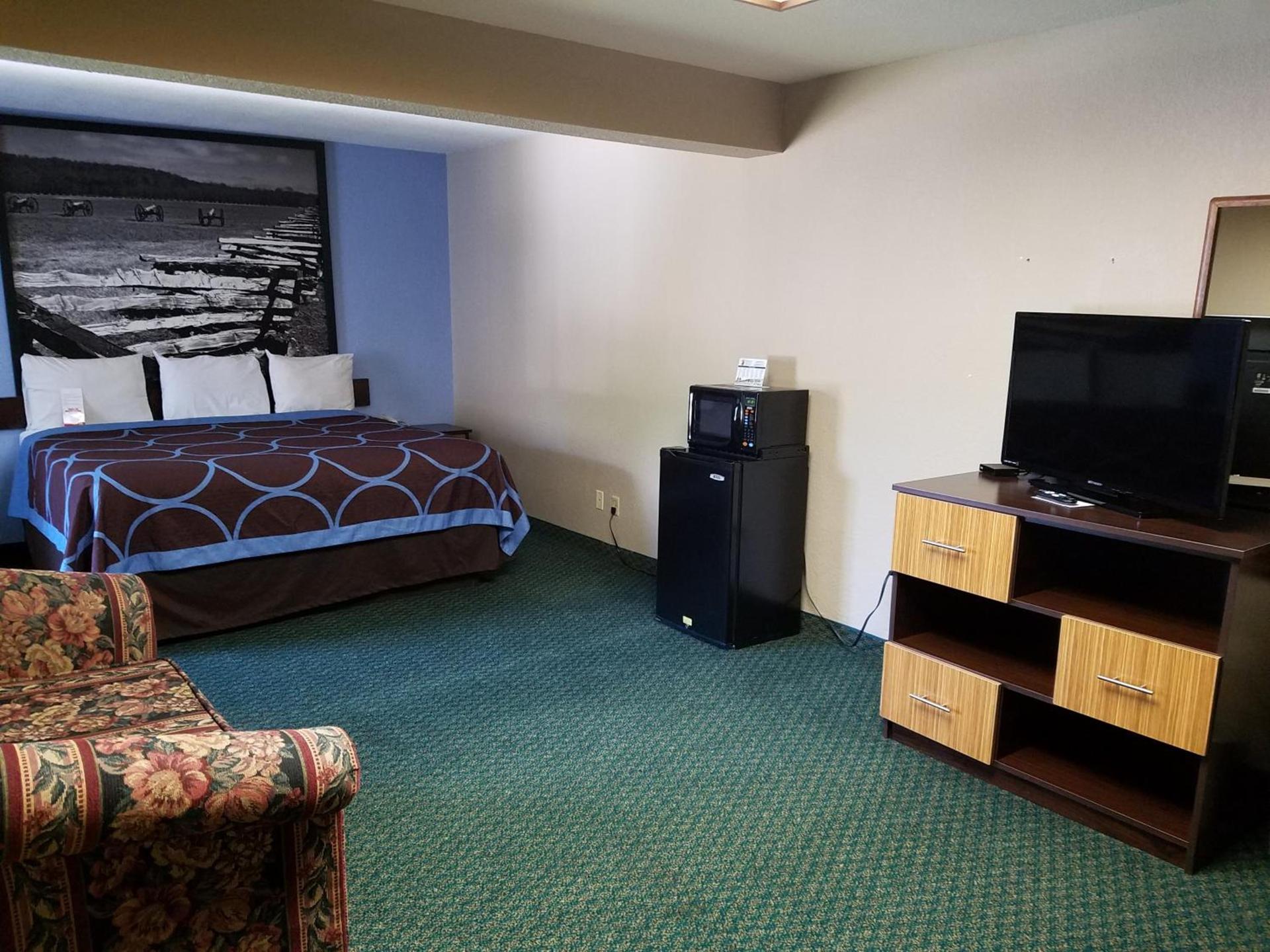 Super 8 by Wyndham Bentonville photo 56