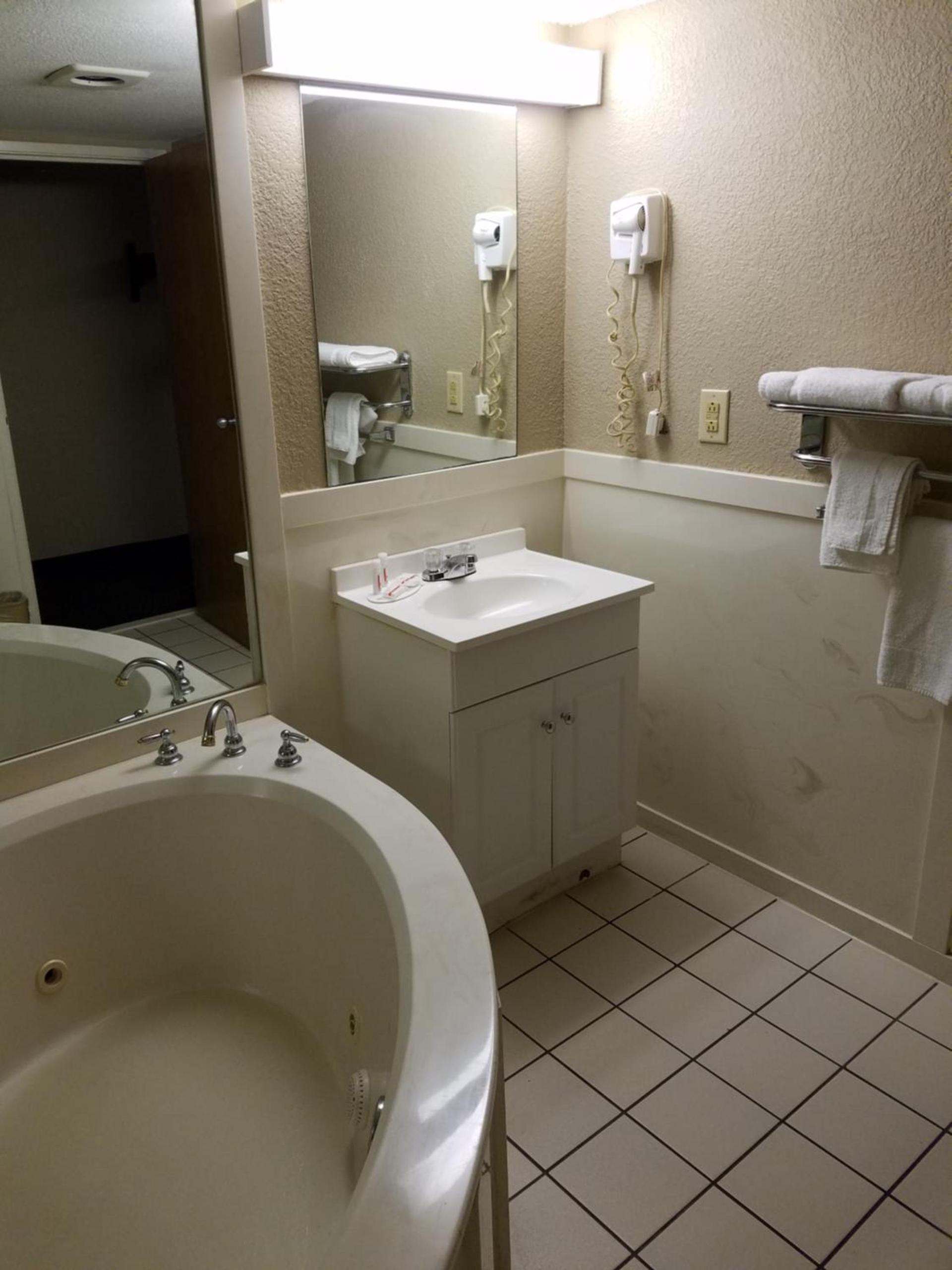 Super 8 by Wyndham Bentonville photo 57
