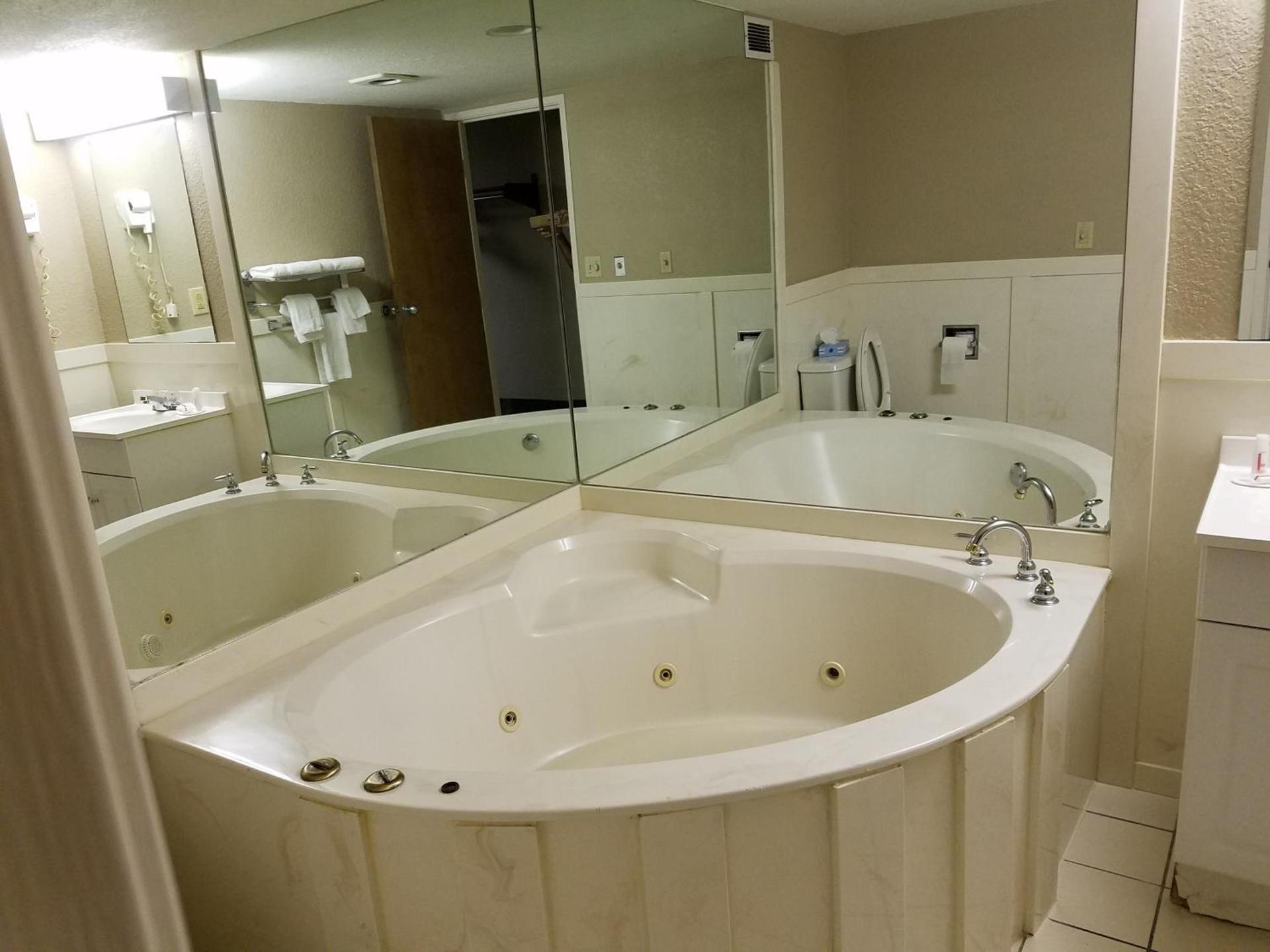 Super 8 by Wyndham Bentonville photo 58