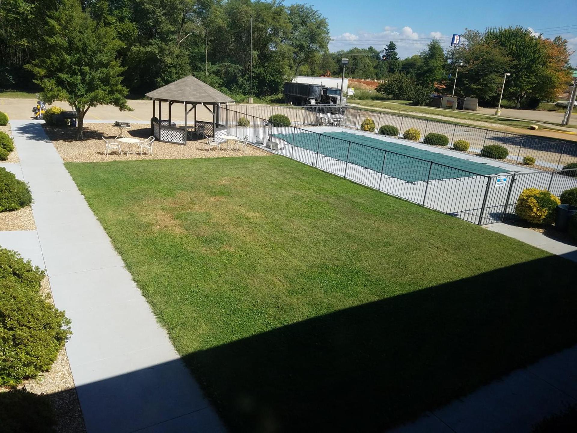 Super 8 by Wyndham Bentonville photo 59