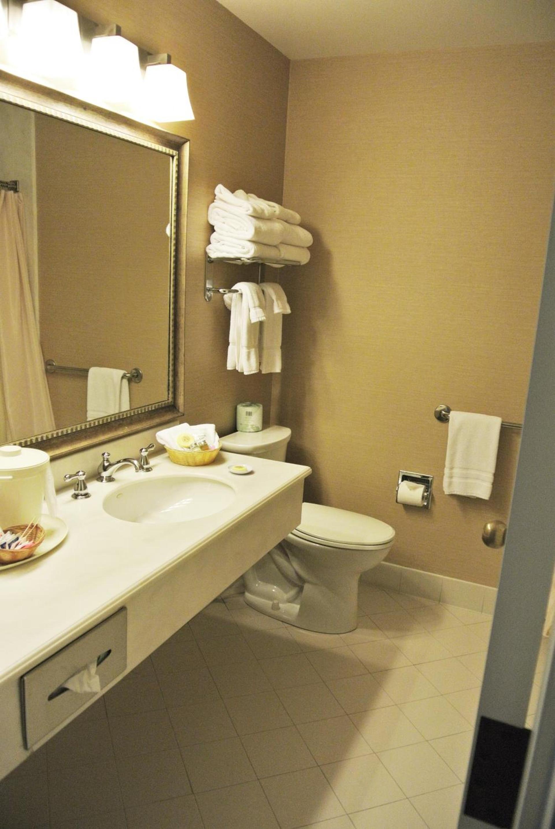 Cow Hollow Inn and Suites photo 33