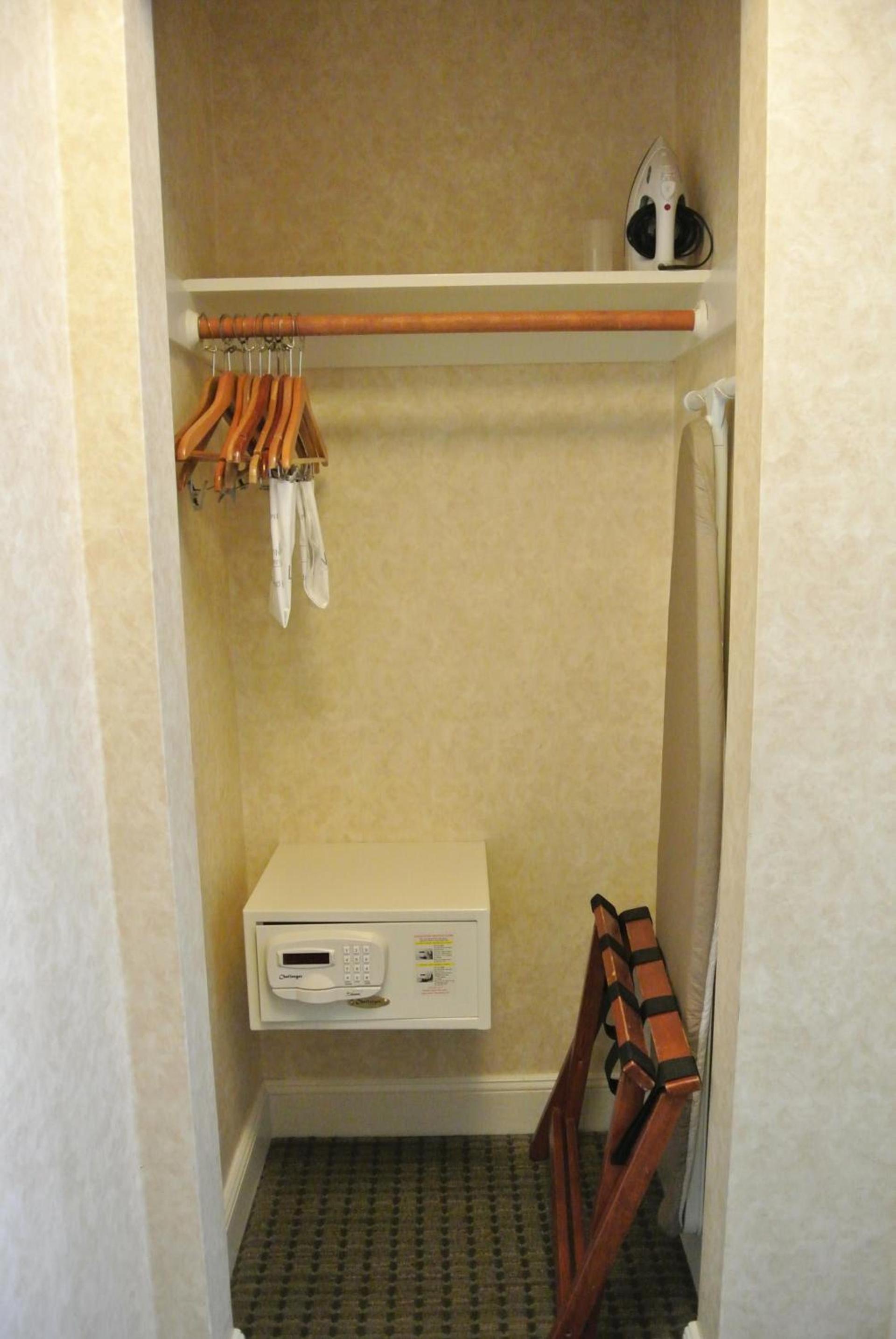 Cow Hollow Inn and Suites photo 4