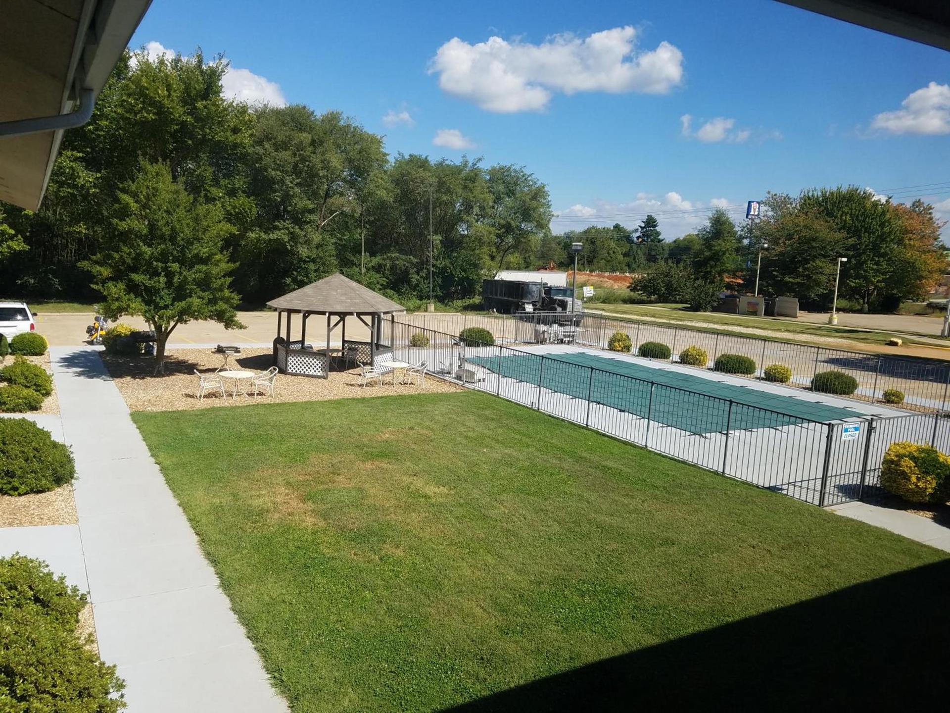 Super 8 by Wyndham Bentonville photo 60