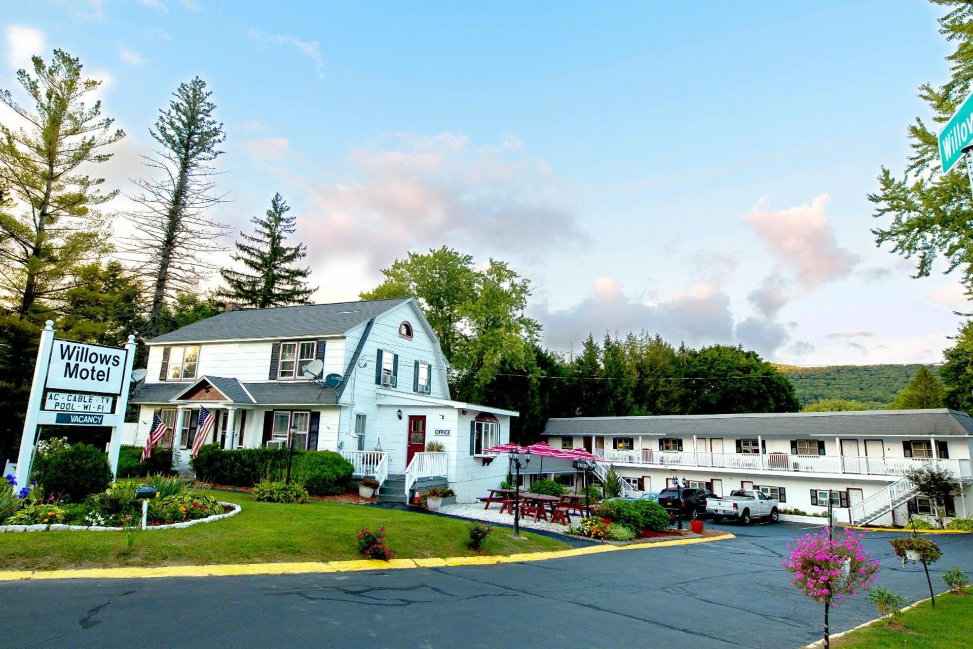 Willows Motel photo 20