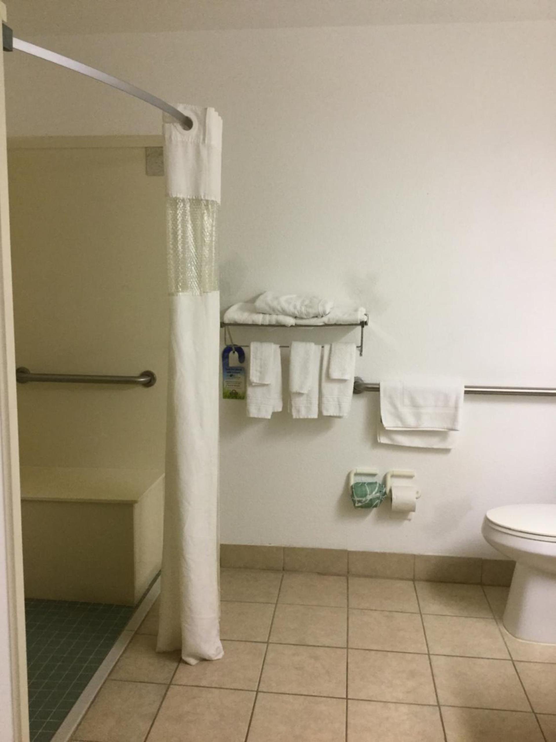 Days Inn by Wyndham Lake Village photo 36