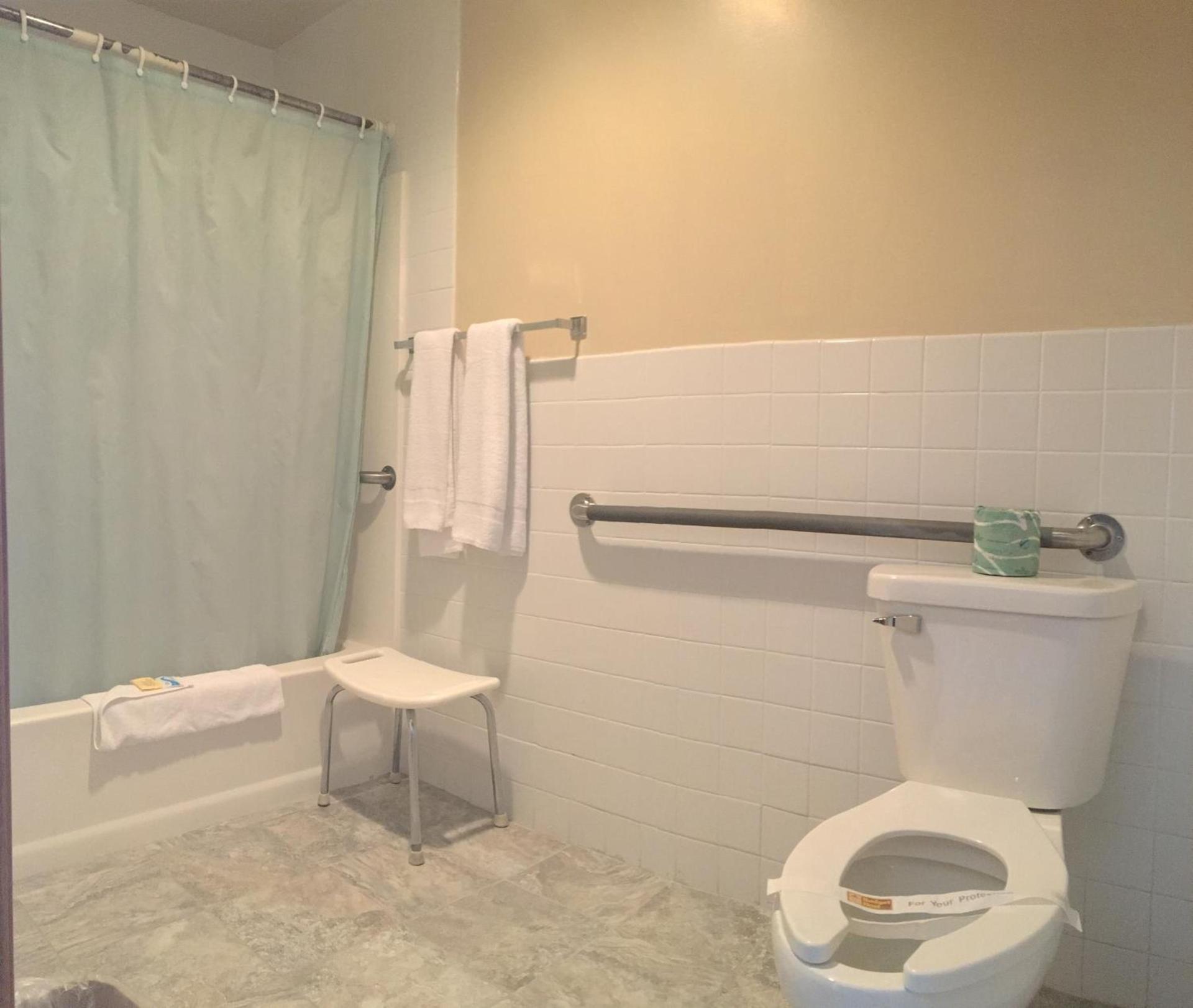 Budget Host Inn Fridley photo 11