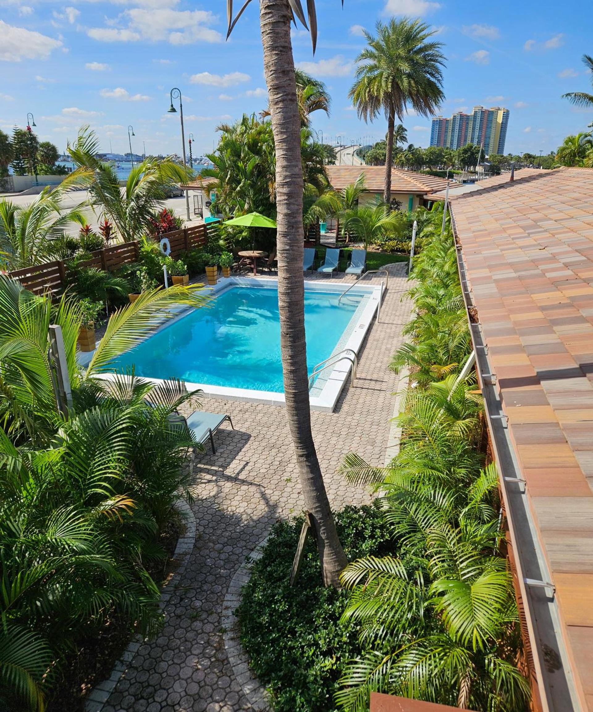 Blue Heron Bridge Hotel and Dive Club photo 73