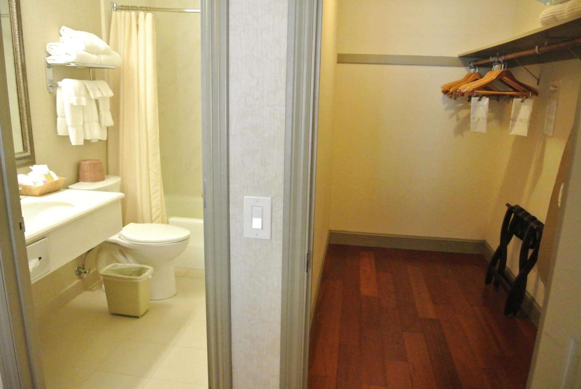 Cow Hollow Inn and Suites photo 28