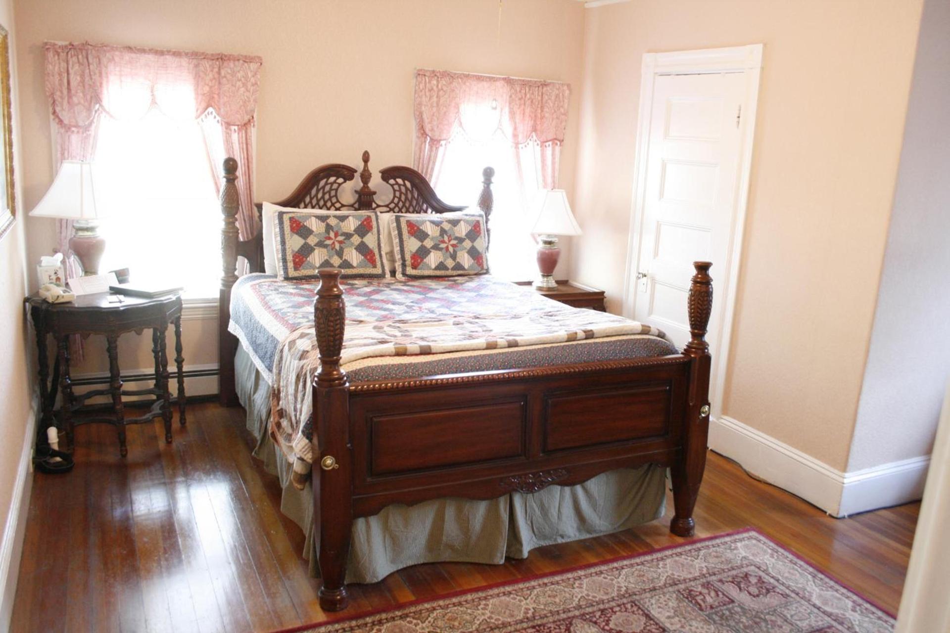 The Coolidge Corner Guest House: A Brookline Bed and Breakfast photo 14