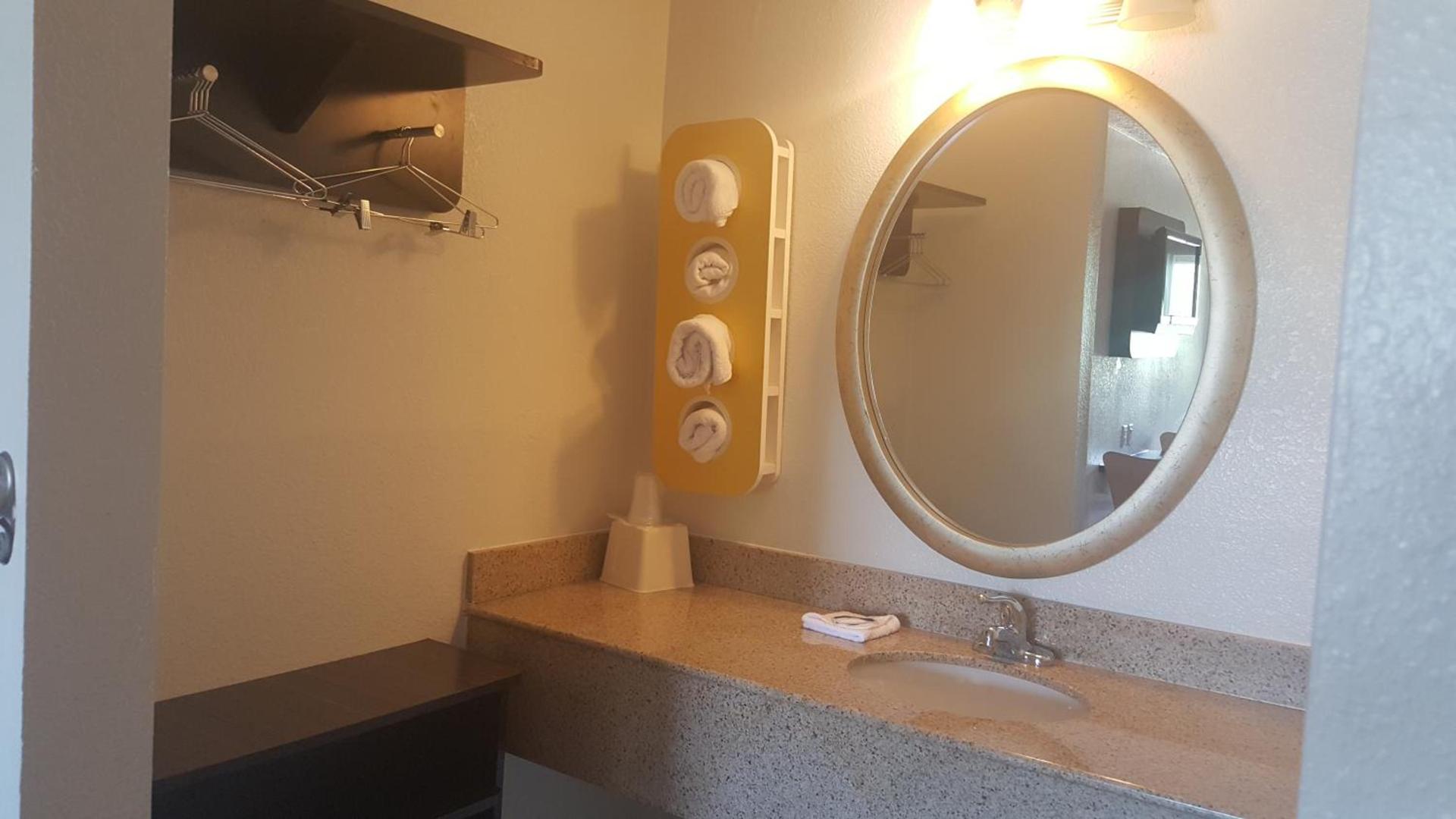 Motel 6-Columbus, OH - OSU photo 34