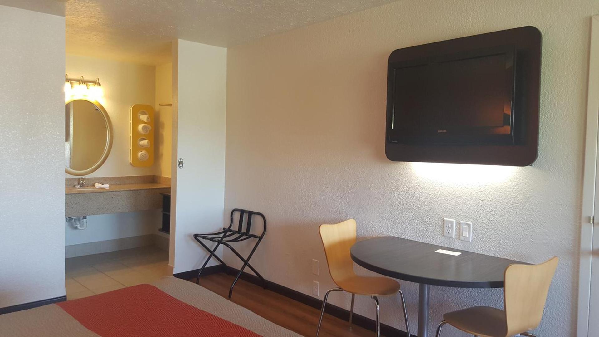 Motel 6-Columbus, OH - OSU photo 35