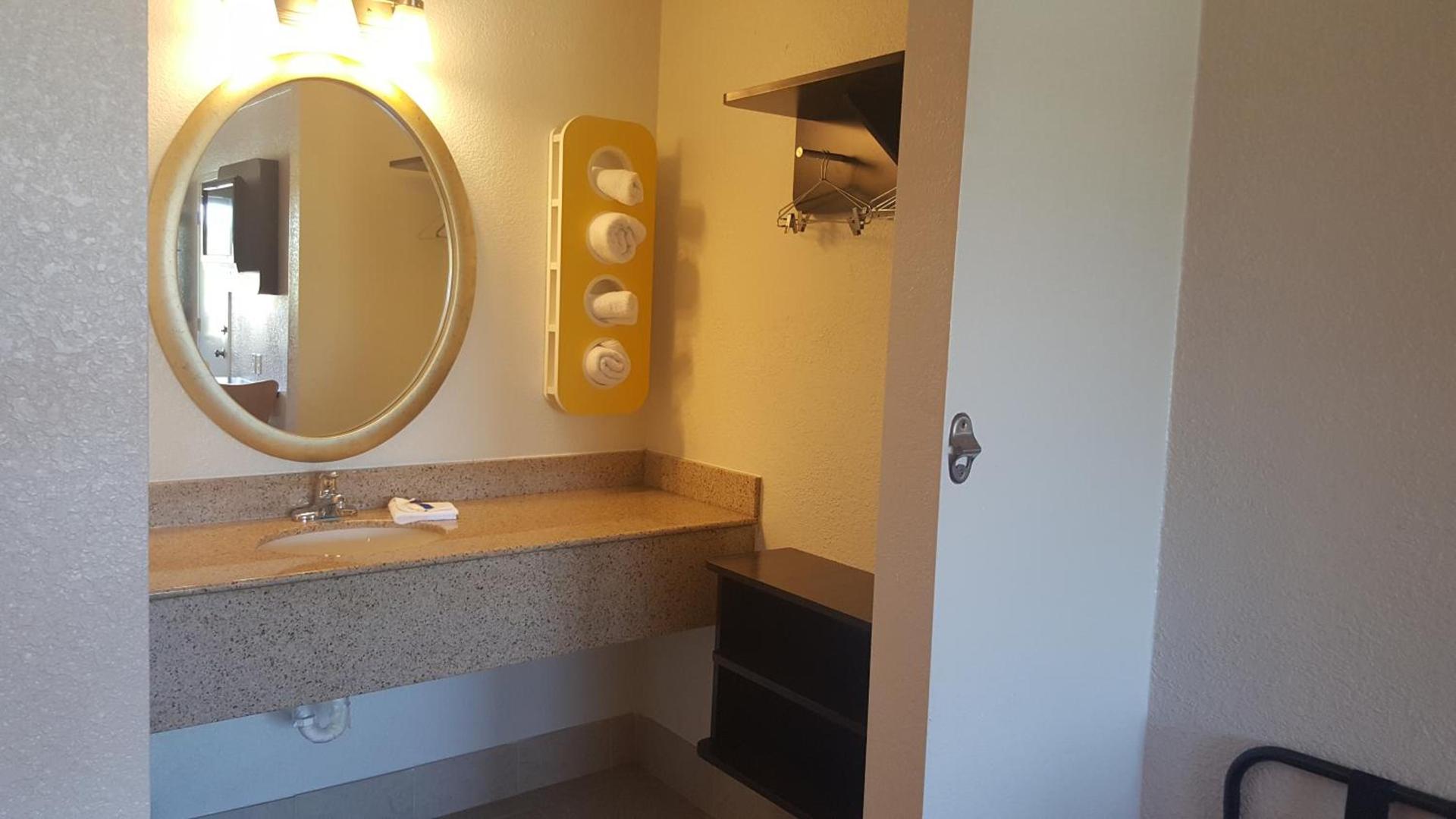 Motel 6-Columbus, OH - OSU photo 51