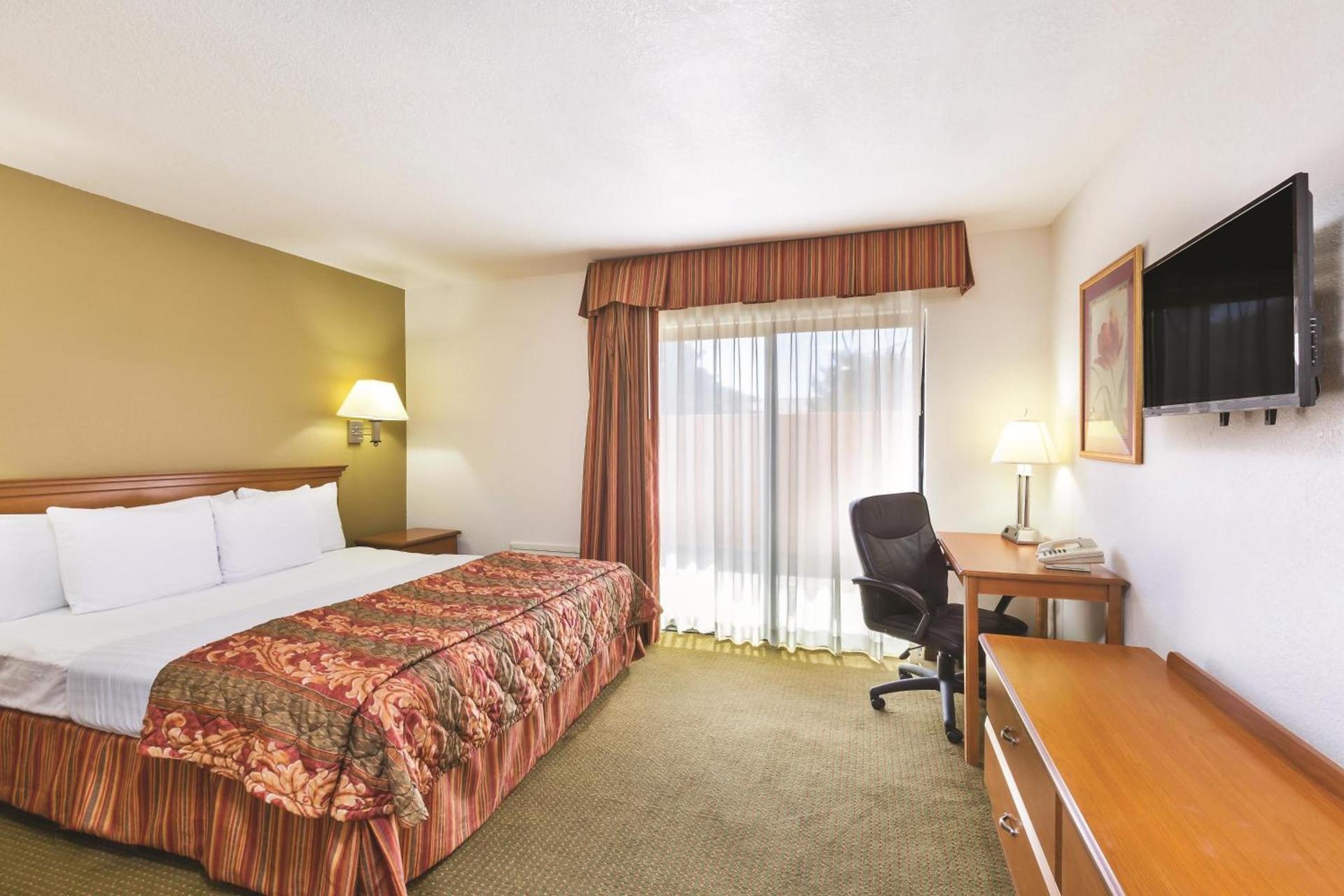 Baymont by Wyndham Tehachapi photo 22