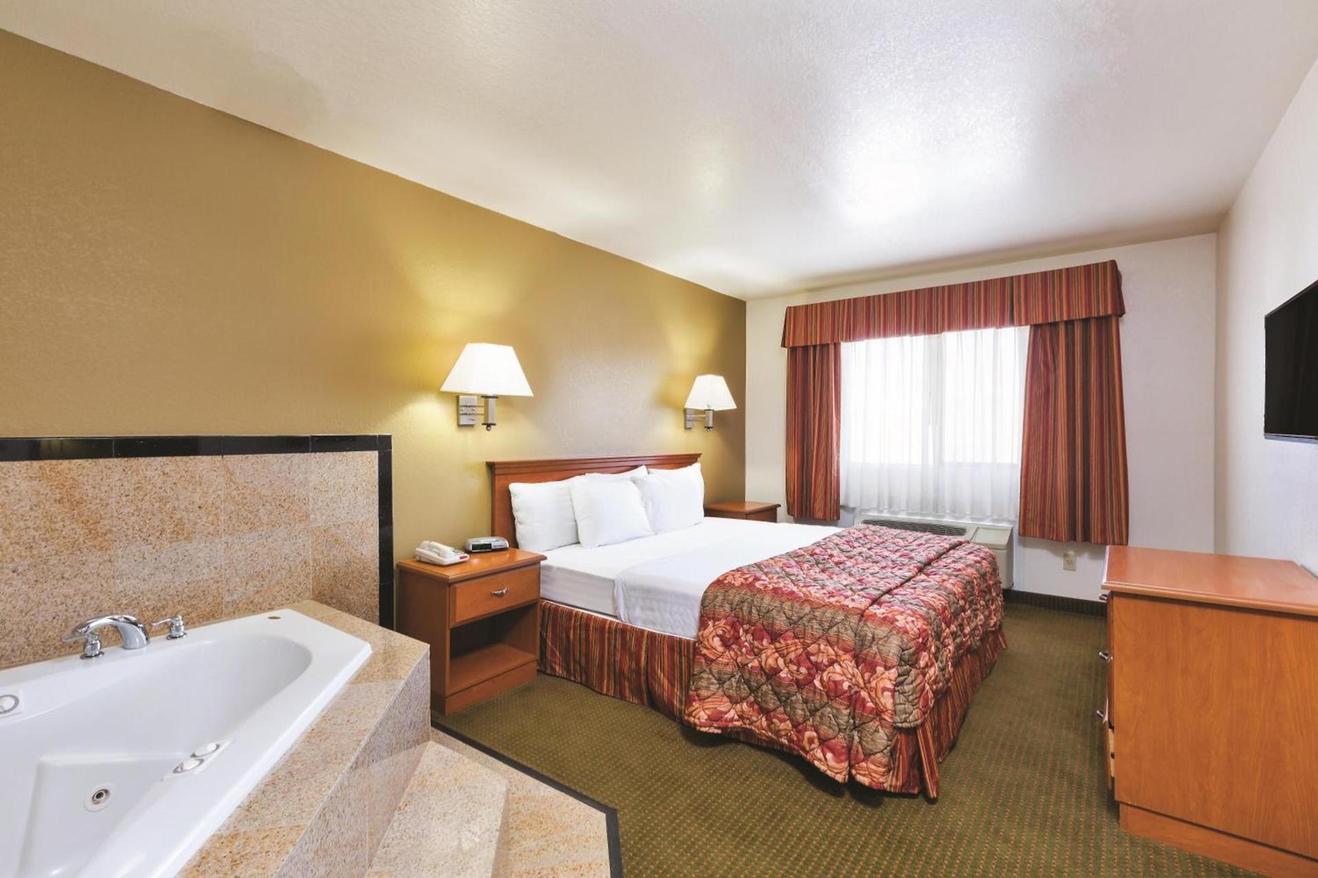 Baymont by Wyndham Tehachapi photo 26
