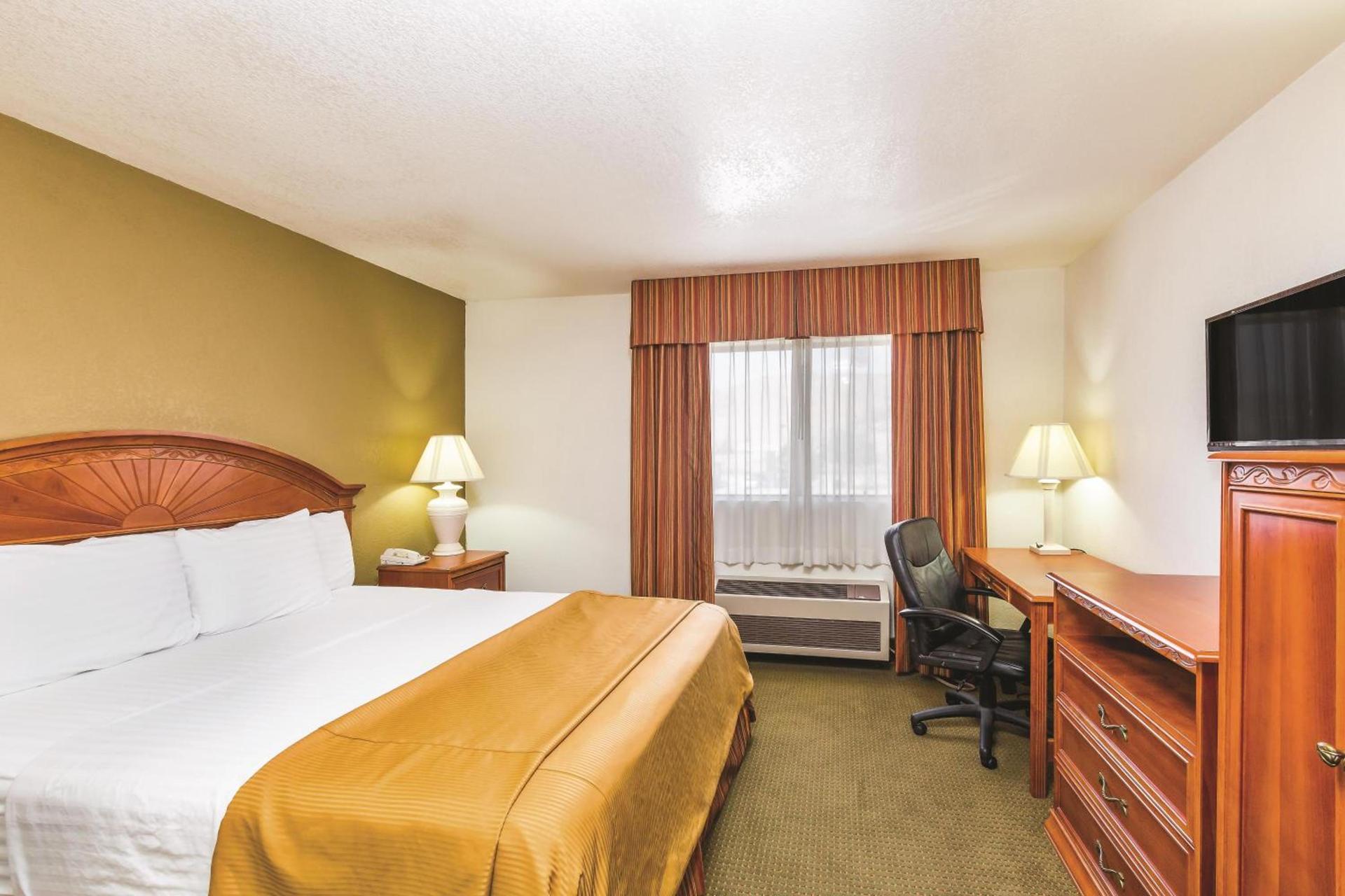 Baymont by Wyndham Tehachapi photo 23