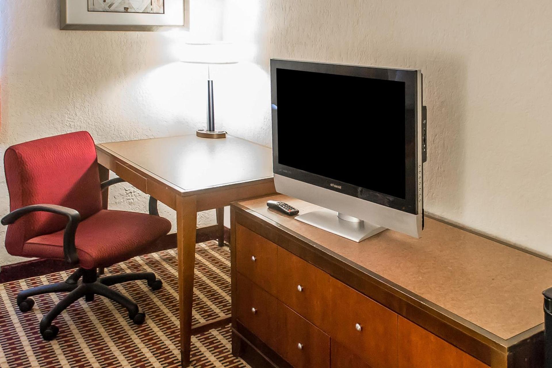 Economy Inn & Suites photo 11