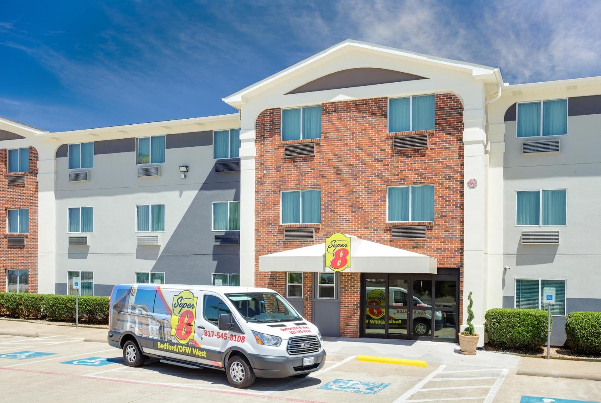 Super 8 by Wyndham Bedford DFW Airport West photo 25