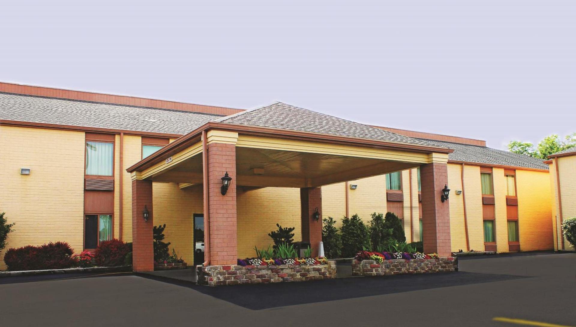 Days Inn & Suites by Wyndham Bloomington/Normal IL photo 34
