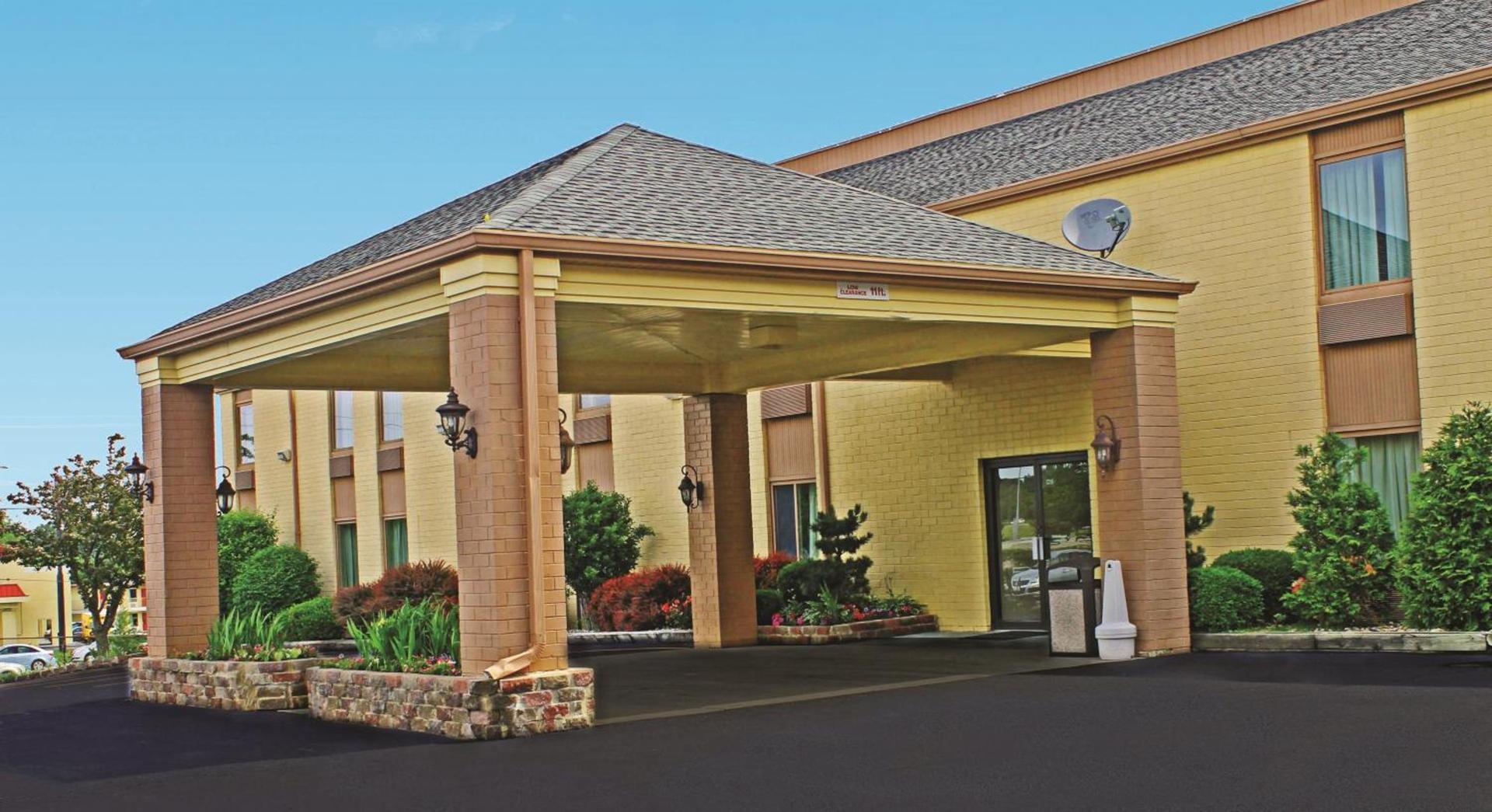 Days Inn & Suites by Wyndham Bloomington/Normal IL photo 33