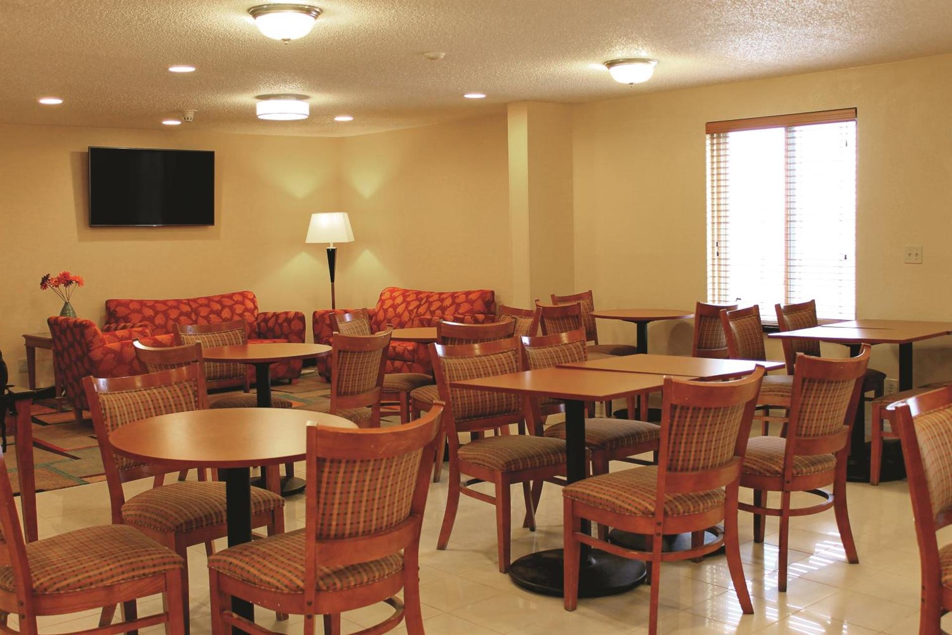 Days Inn & Suites by Wyndham Bloomington/Normal IL photo 21