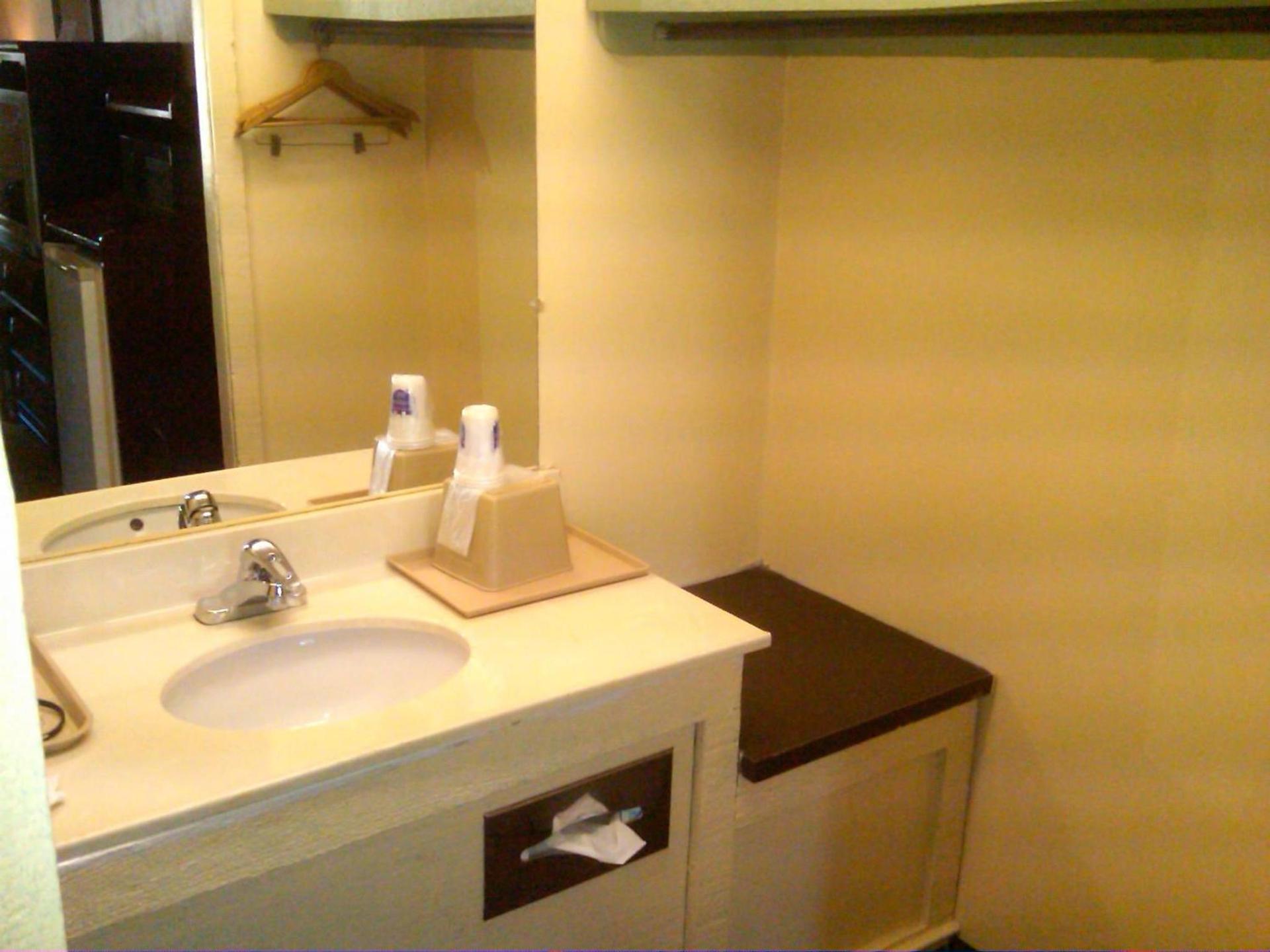 Knights Inn - Battle Creek photo 8