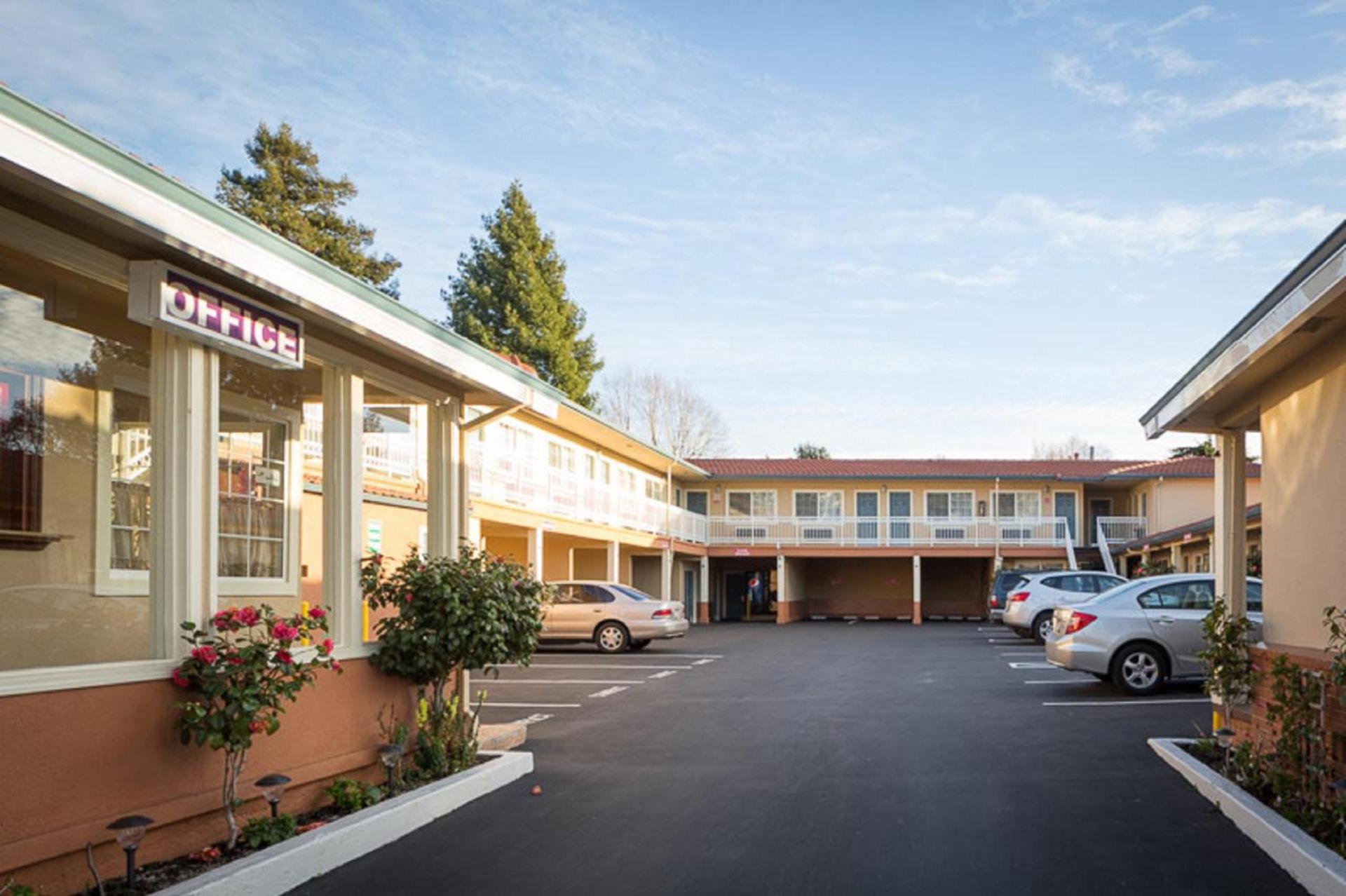 Howard Johnson By Wyndham Berkeley photo 3