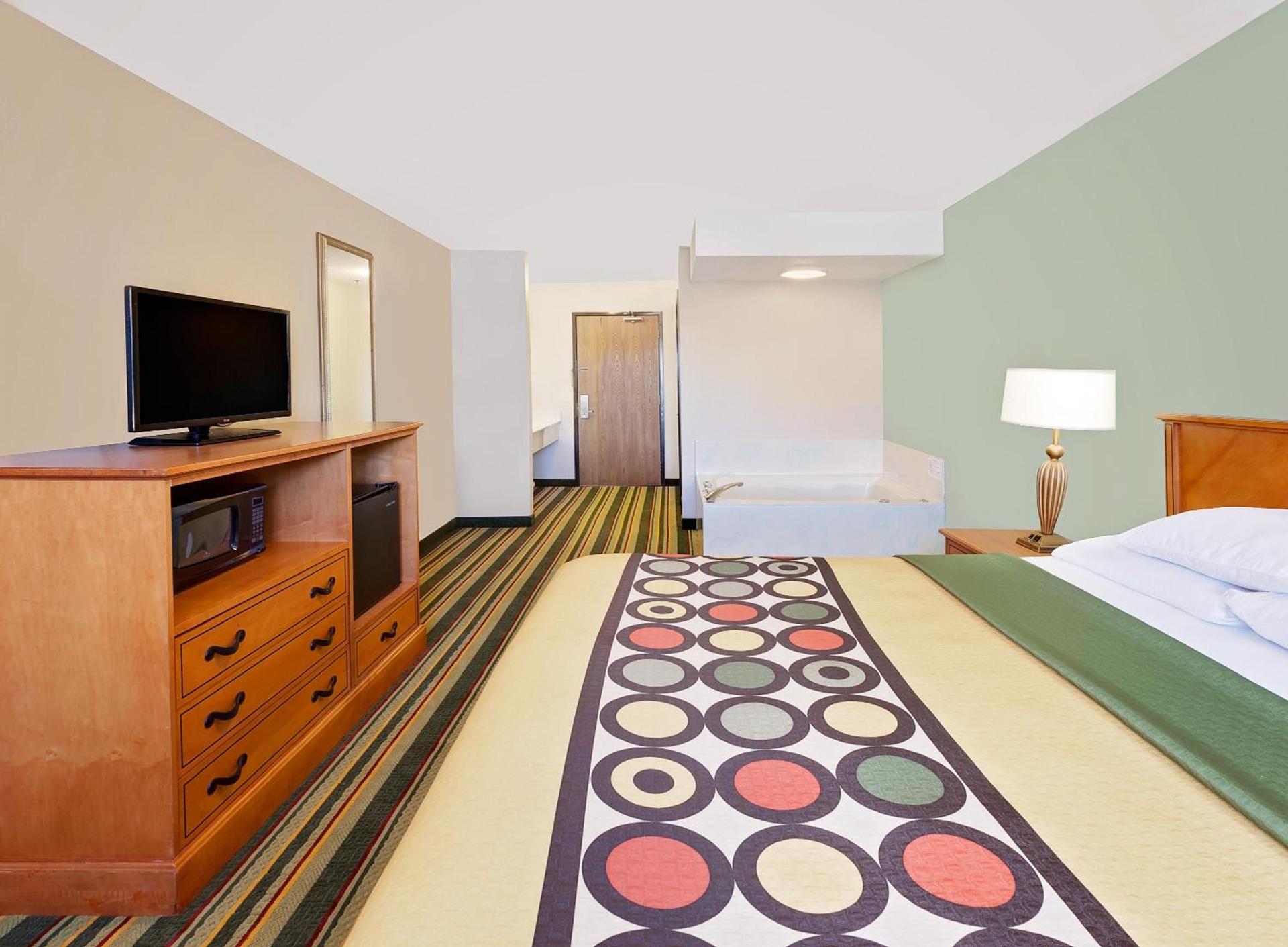 Super 8 by Wyndham Mt. Pleasant photo 36