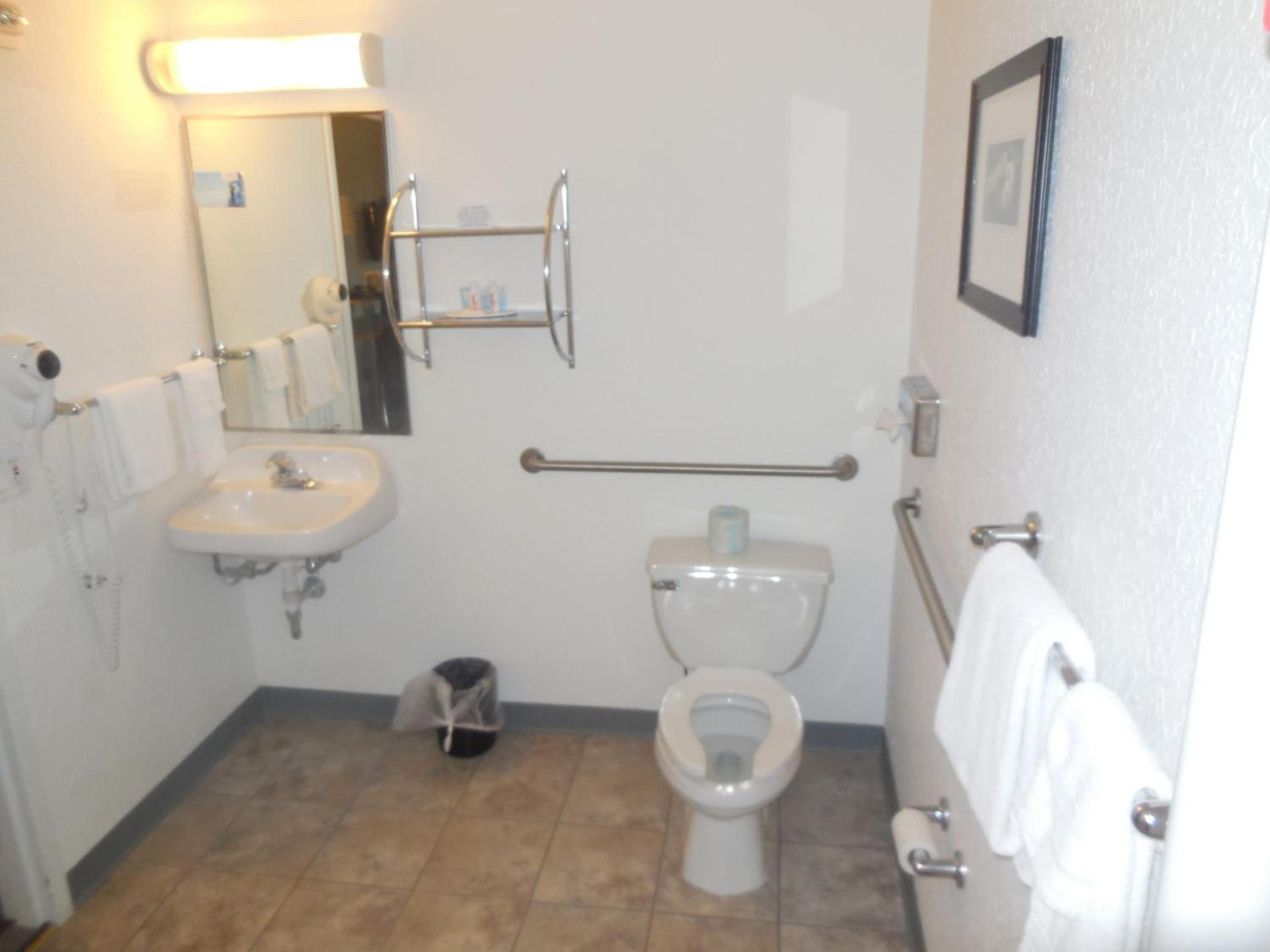 Super 8 by Wyndham Sault Ste. Marie photo 18