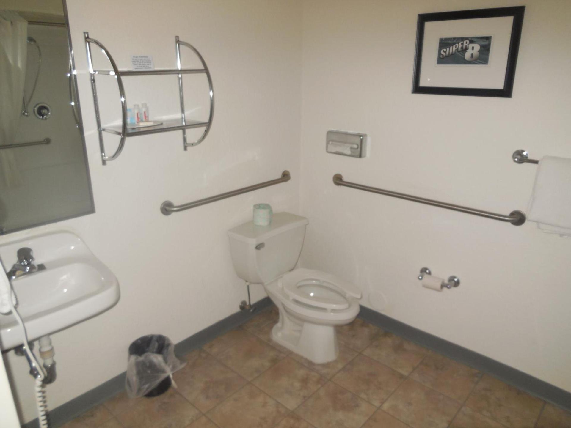 Super 8 by Wyndham Sault Ste. Marie photo 17