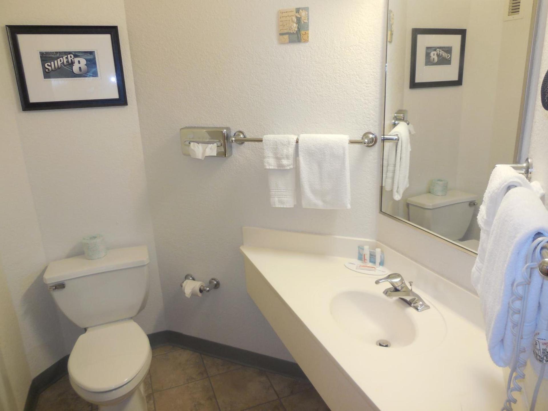 Super 8 by Wyndham Sault Ste. Marie photo 16